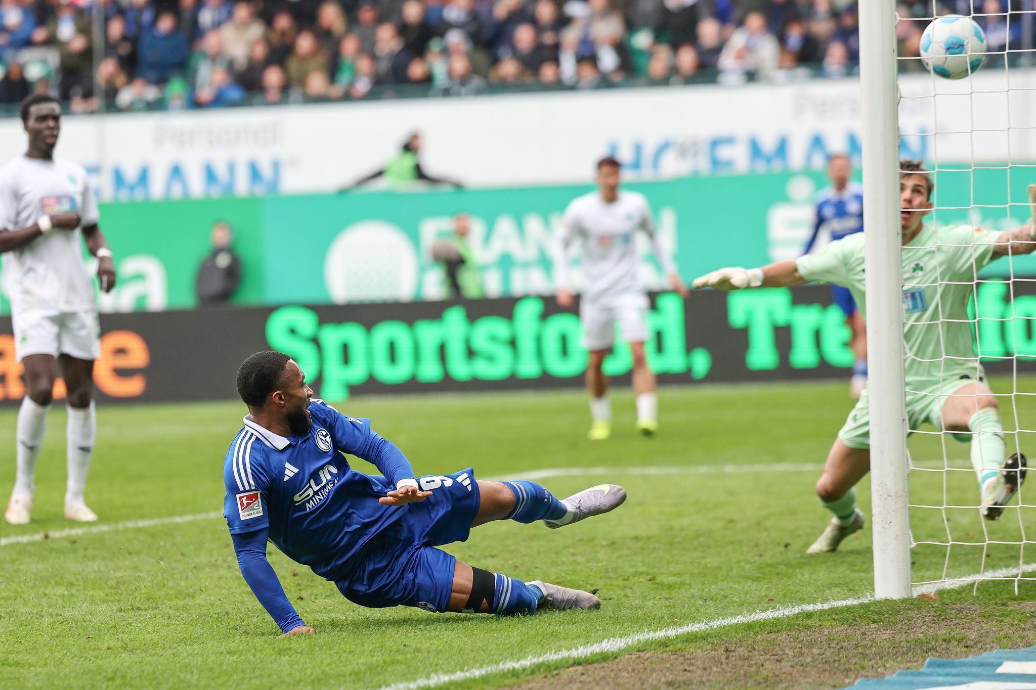 Sylla trifft spät: Schalke rettet Punkt in Fürth