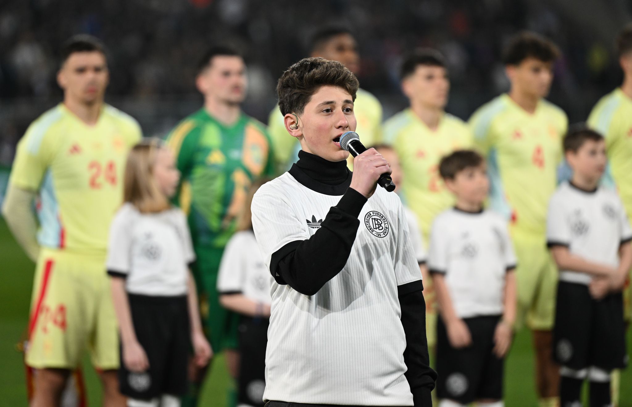 Gänsehaut vor Anpfiff: 13-Jähriger singt Nationalhymne