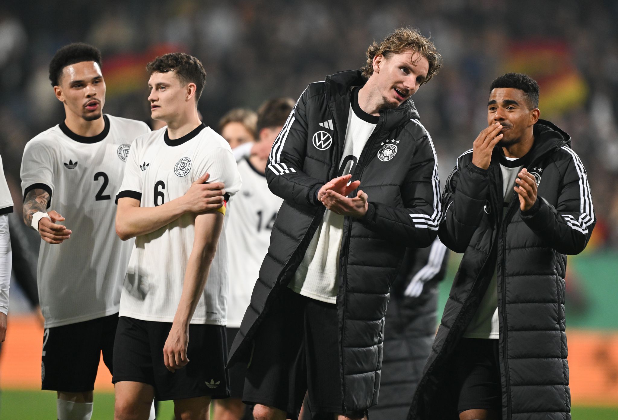 Bei U21-Sieg gegen Spanien: Fan stürzt von Tribüne