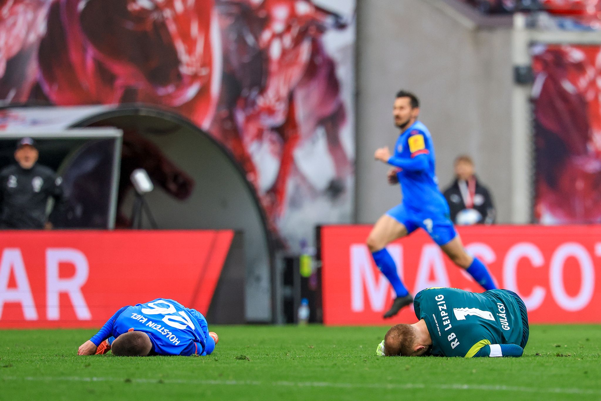 Kopfverletzung: Leipzig-Torwart Gulacsi im Krankenhaus