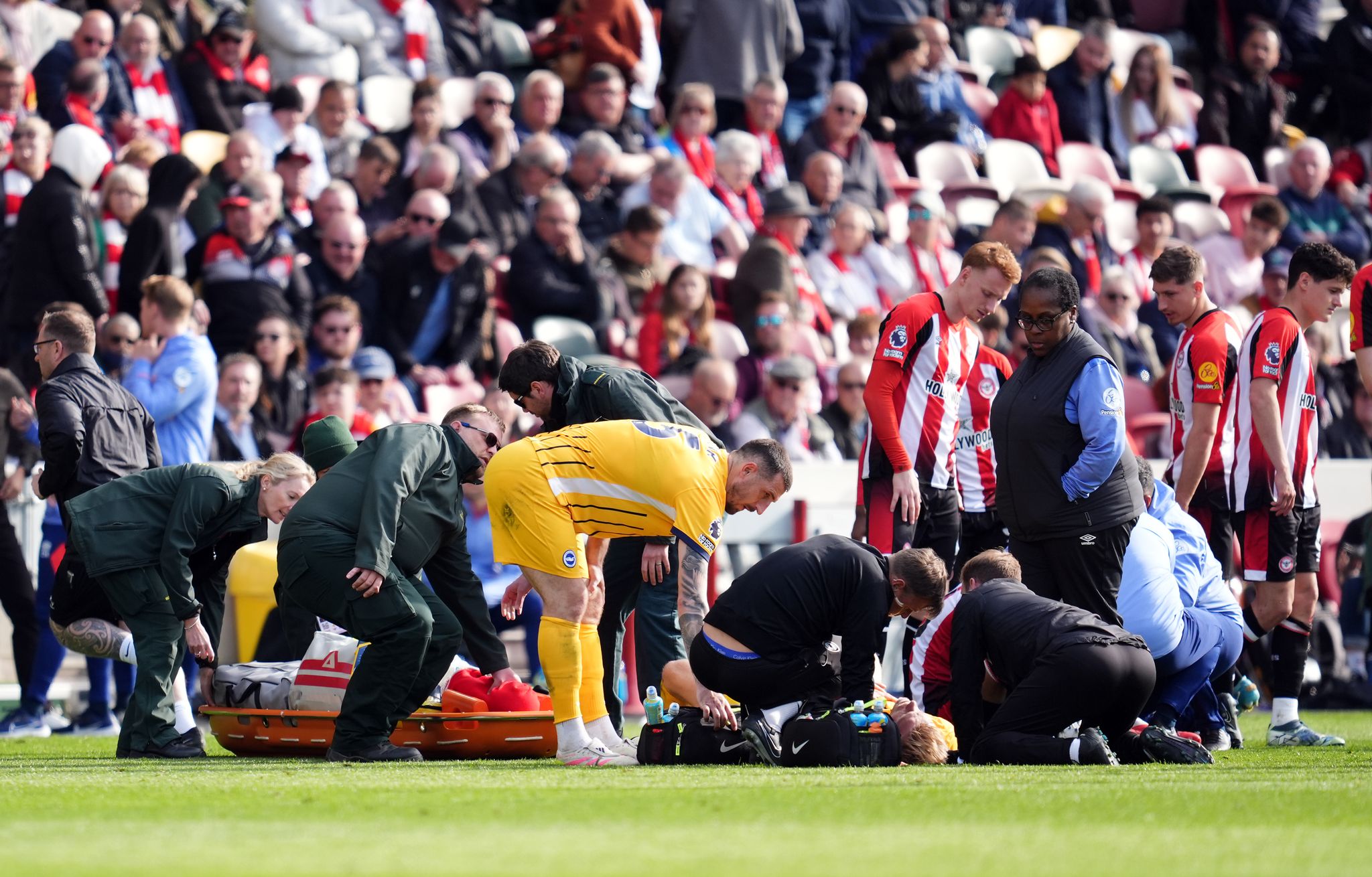 Zusammenprall: Brighton-Profi auf Trage vom Platz gebracht