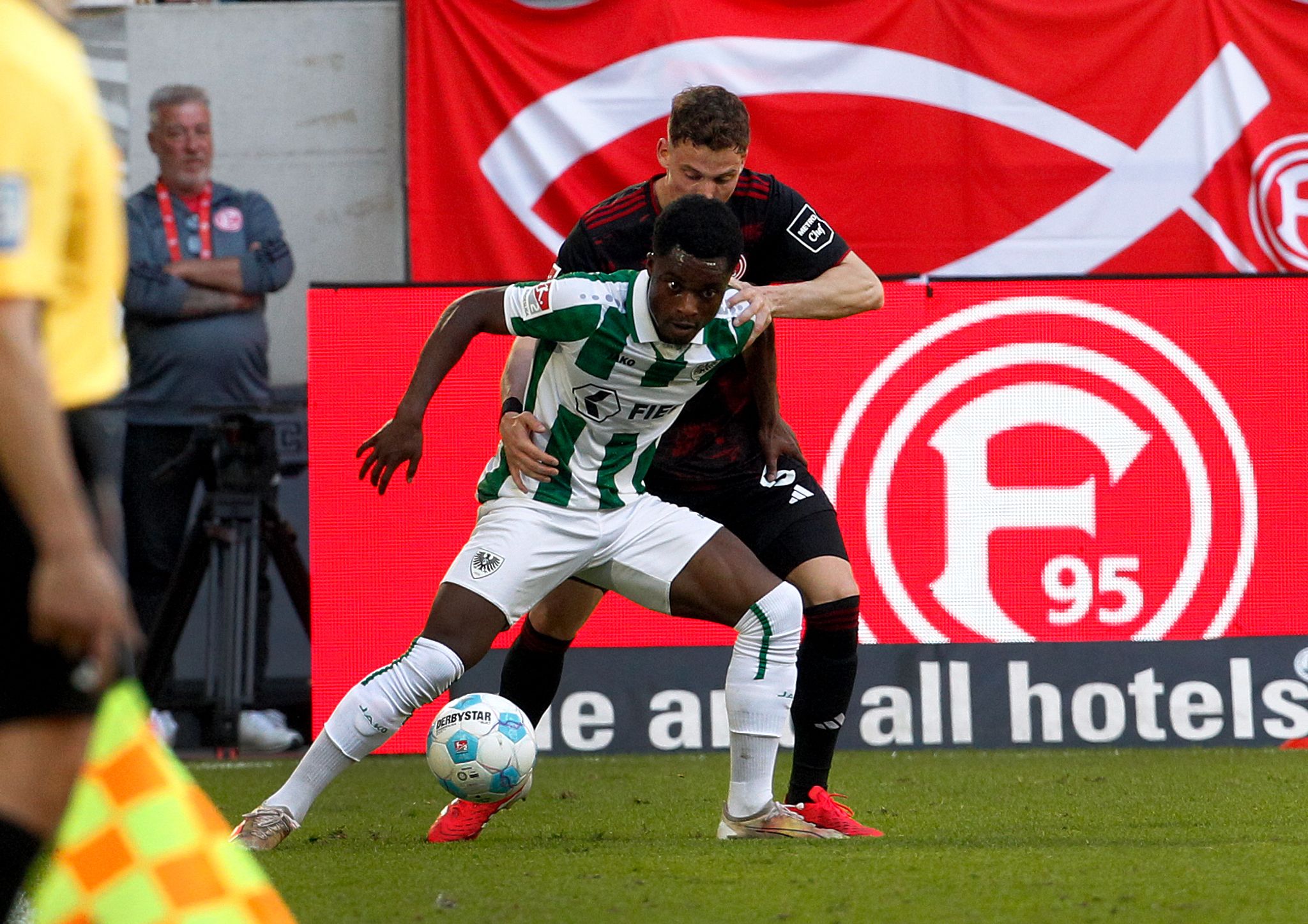 Düsseldorf besiegt Münster und schöpft Aufstiegshoffnung