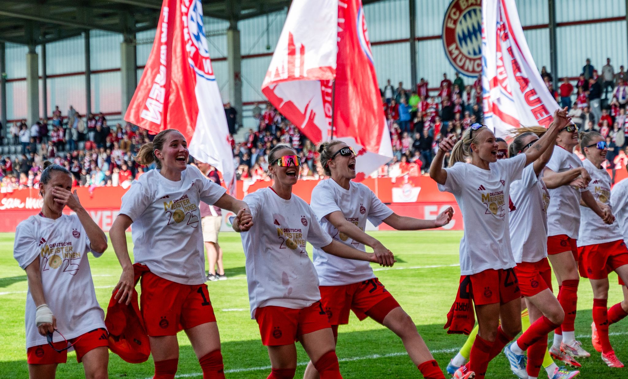 Im Jubel über Titel-Hattrick: Was ist mit Oberdorf-Comeback?