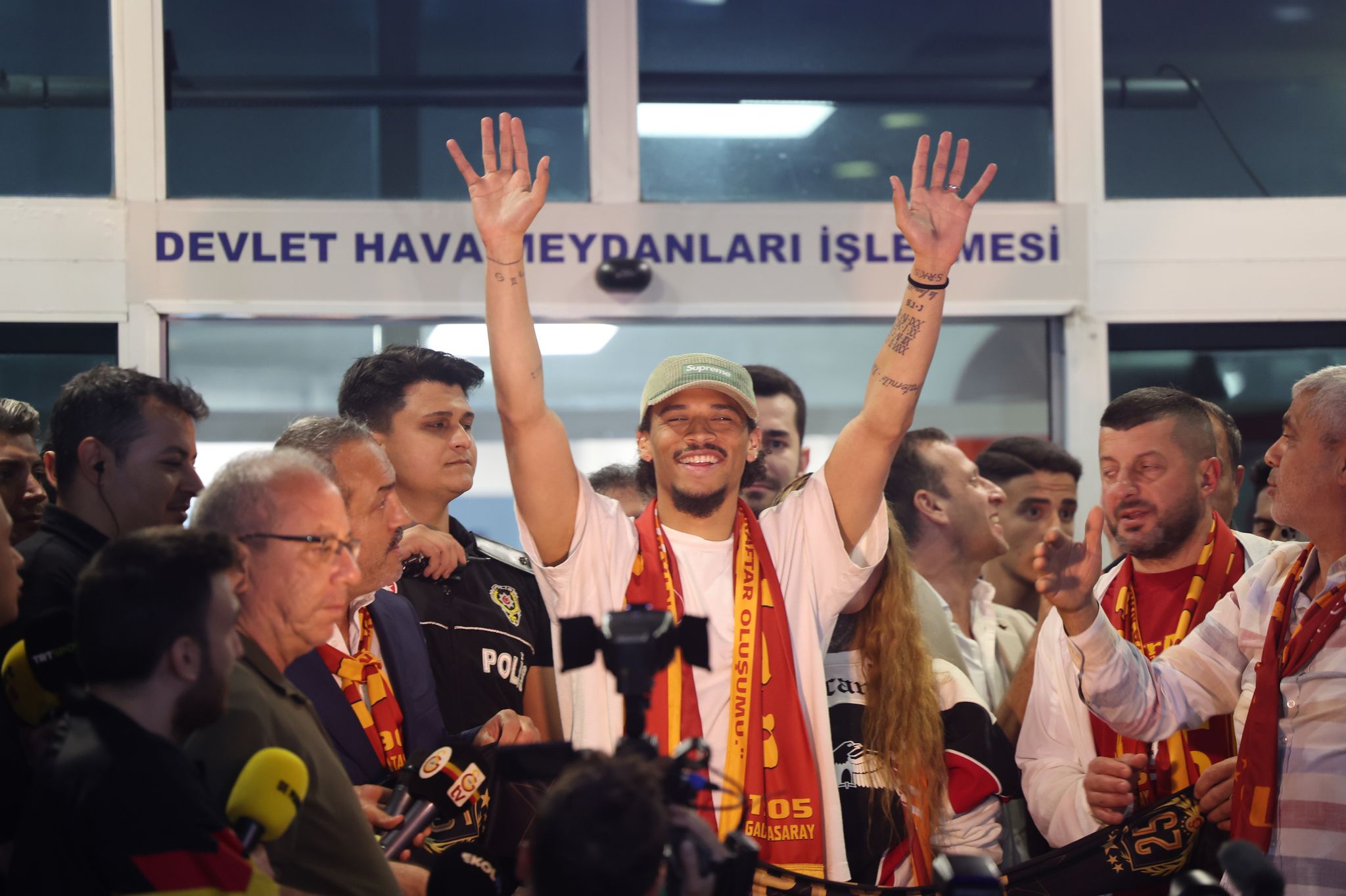 Galatasaray-Fans empfangen Sané nachts in Istanbul