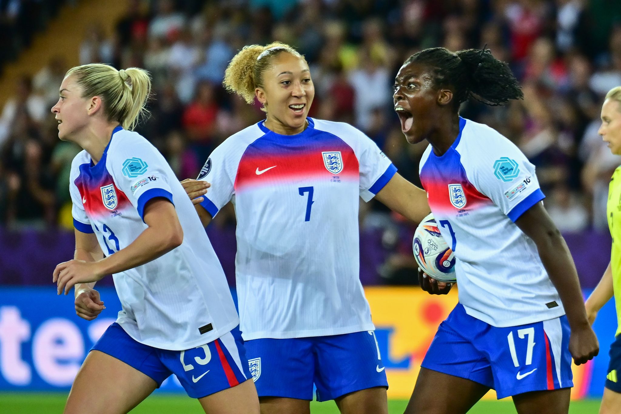 Verrücktes Elfmeterschießen: Titelverteidiger England weiter