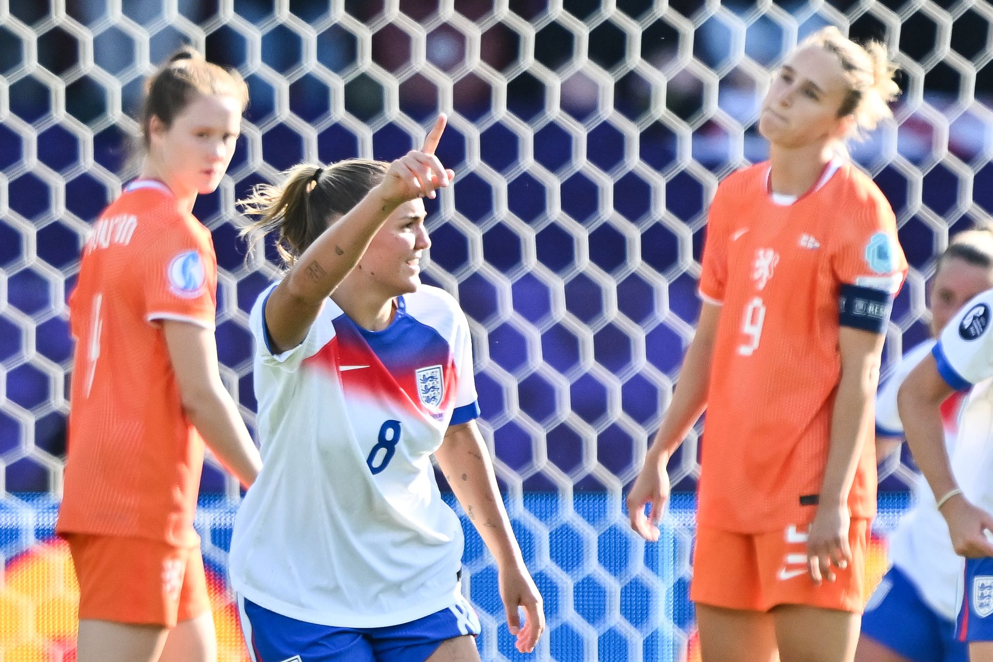 James und Bayerns Stanway bescheren England klaren Sieg