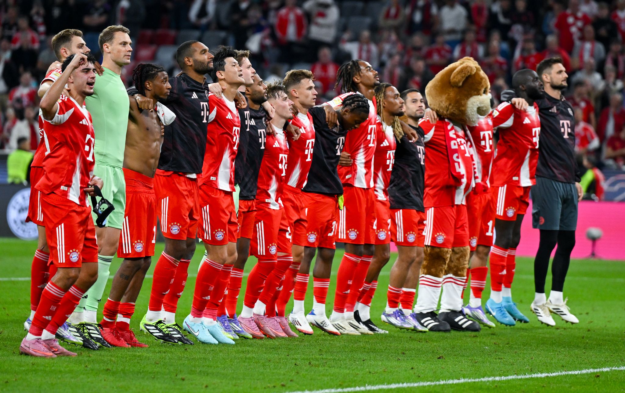 Die Bayern rollen los und feiern mit einem Bosse-Handschlag