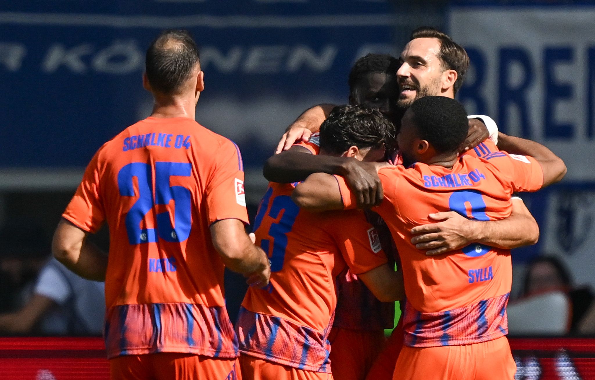 Schalker Sieg dank Kapitän Karaman gegen Krisen-Magdeburger