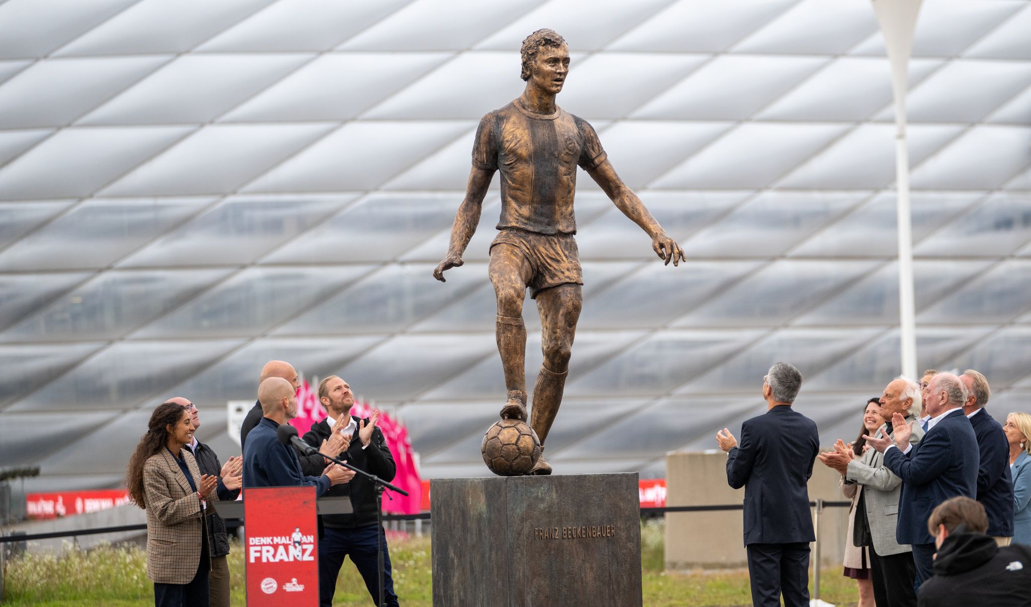 Beckenbauer-Statue in München enthüllt: «Legenden bleiben»