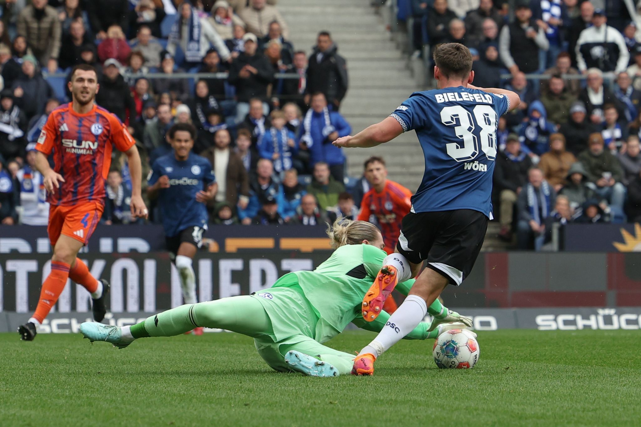 Frühe Tore sichern Schalke knappen Sieg in Bielefeld