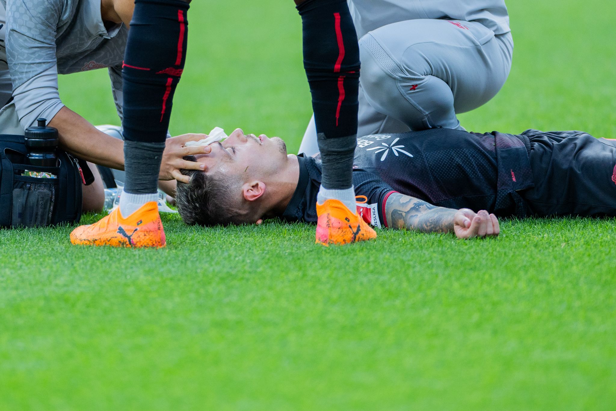 Baumgart greift bei Fan-Gesängen nach Kopfverletzung ein