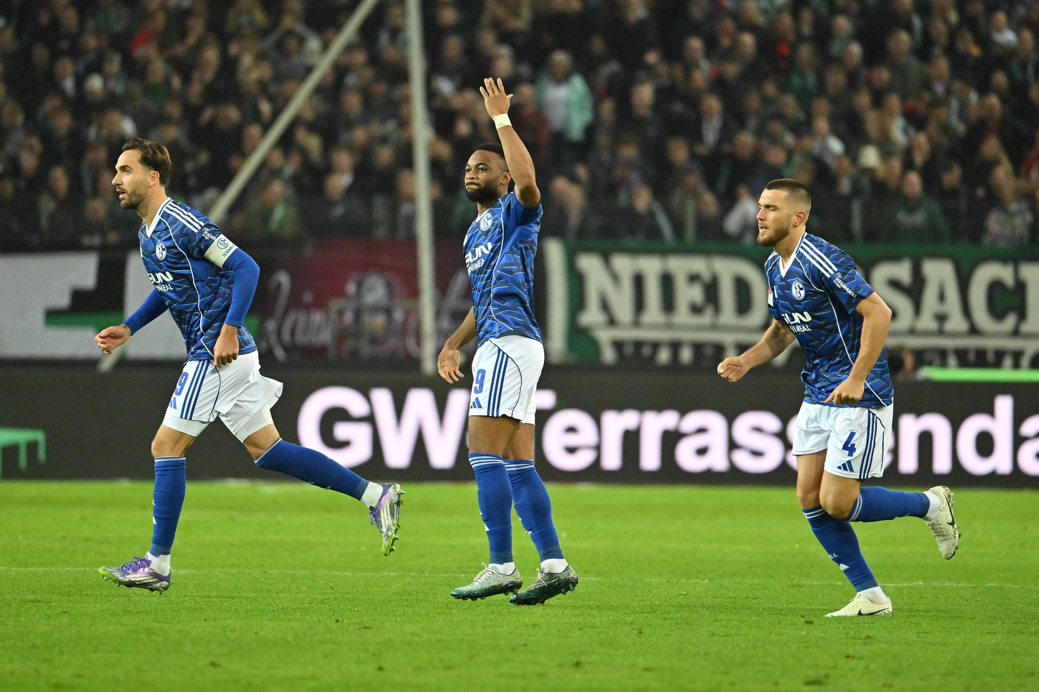 3:0 in Hannover: Sylla bringt Schalke an die Spitze