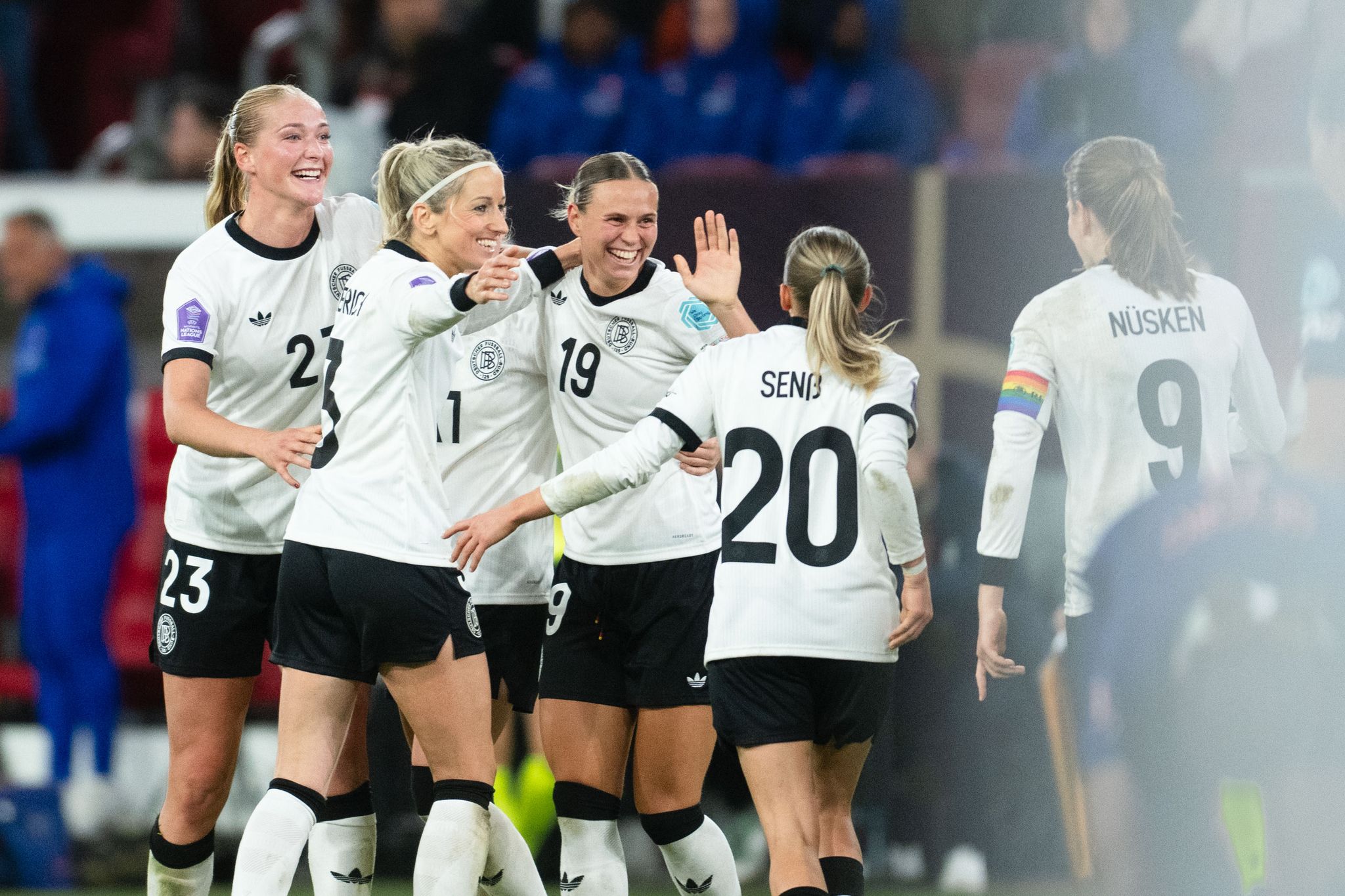 DFB-Frauen glücklich nach «Wahnsinns-Fußballabend»