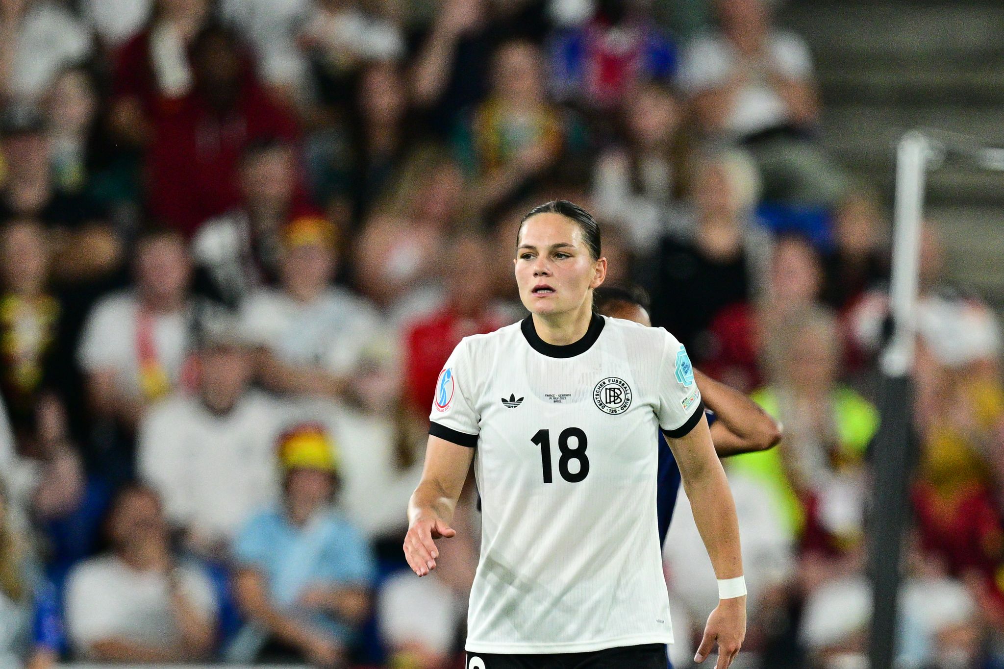 Kreuzbandriss: DFB-Torjägerin Hoffmann fällt lange aus