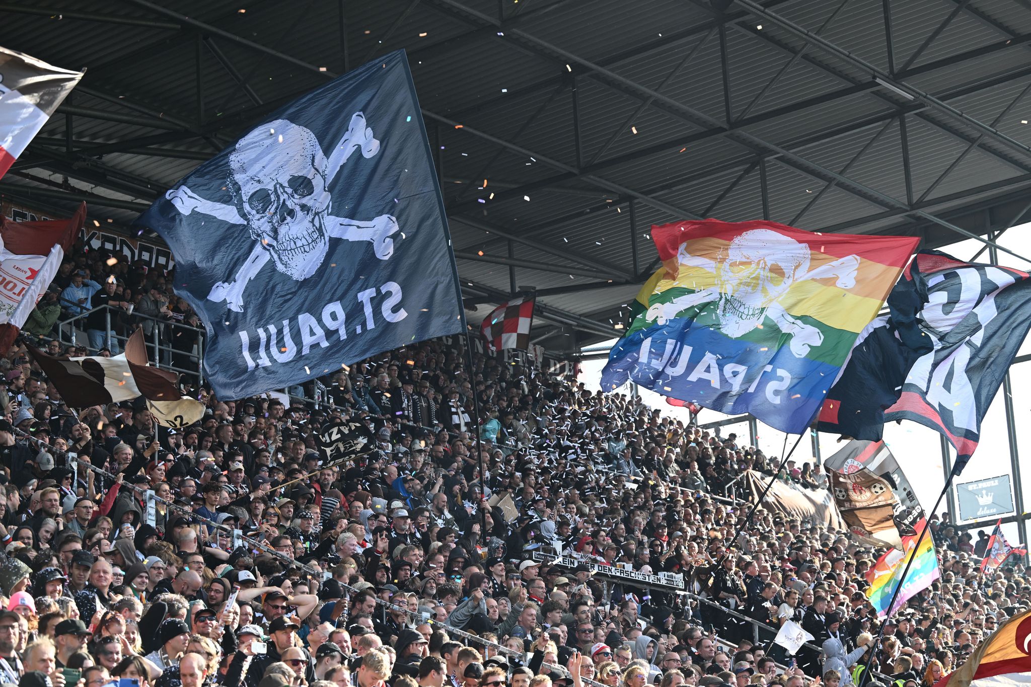 Flaschenwürfe und Verletzte: Platzverweis für über 520 Fans