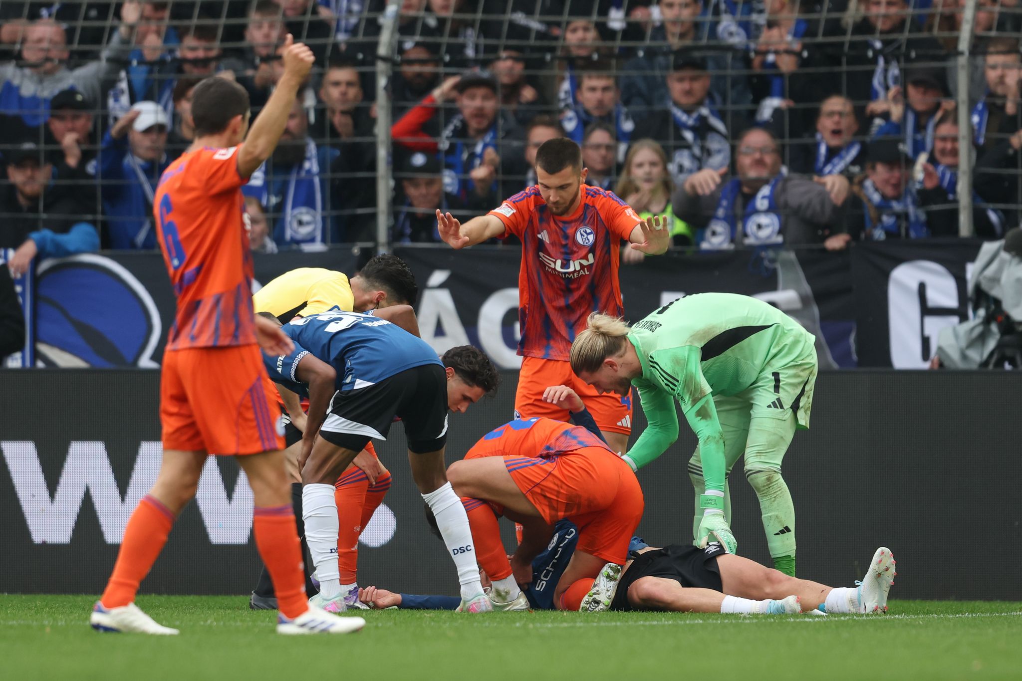 Schalker Abwehrchef hilft bewusstlosem Gegner