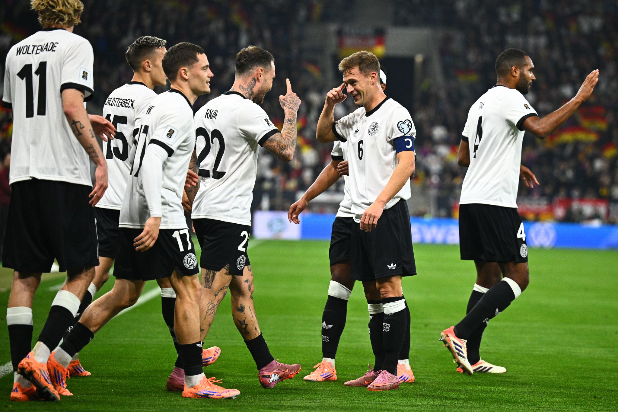 Leichter Sieg nach Rolle rückwärts: DFB-Team jetzt Spitze