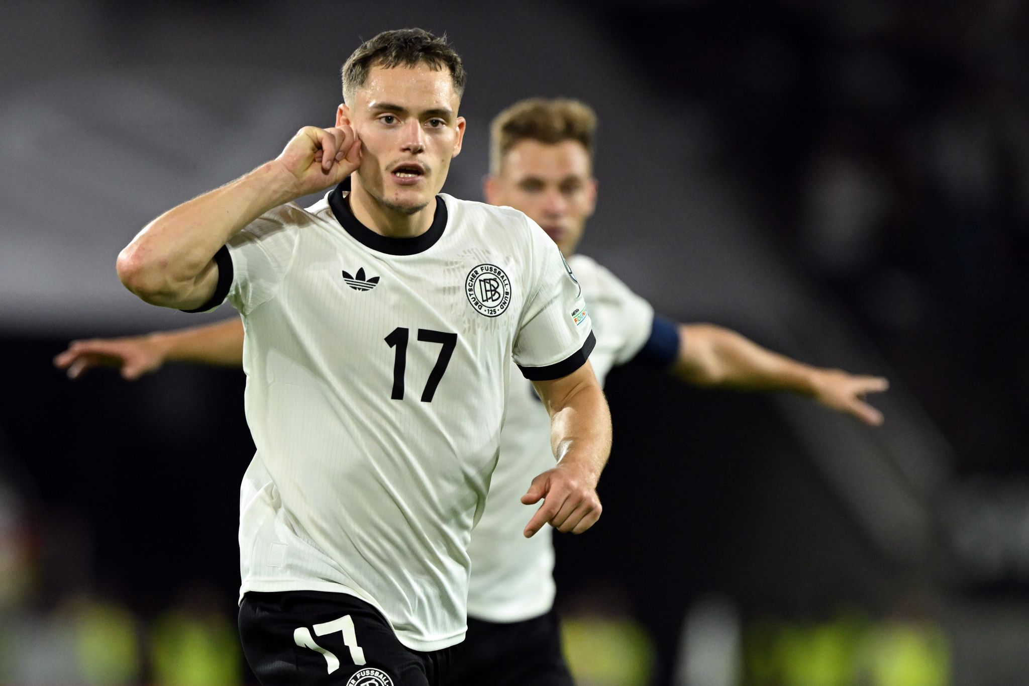 Florian Wirtz bekommt Trophäe als Fußballer des Jahres