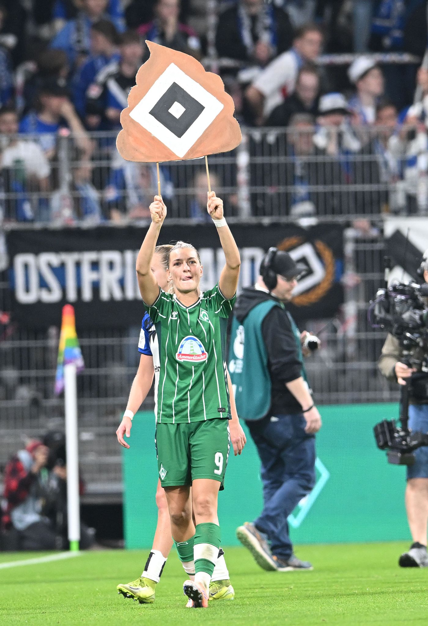 Werder-Spielerin entschuldigt sich für Anti-HSV-Plakat