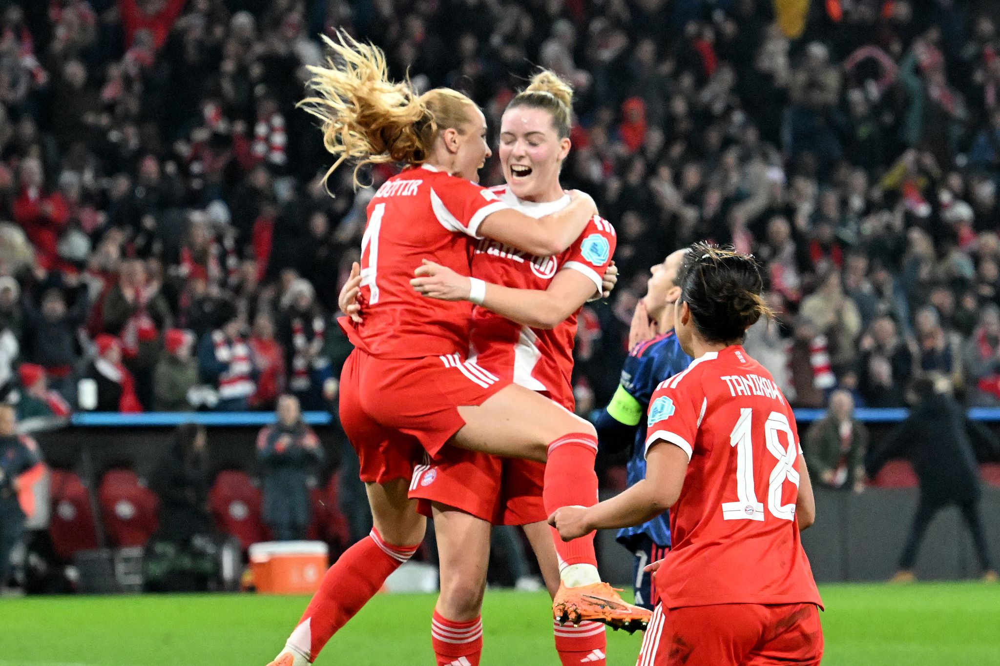 Bayern-Fußballerinnen mit Comeback-Sieg über Arsenal