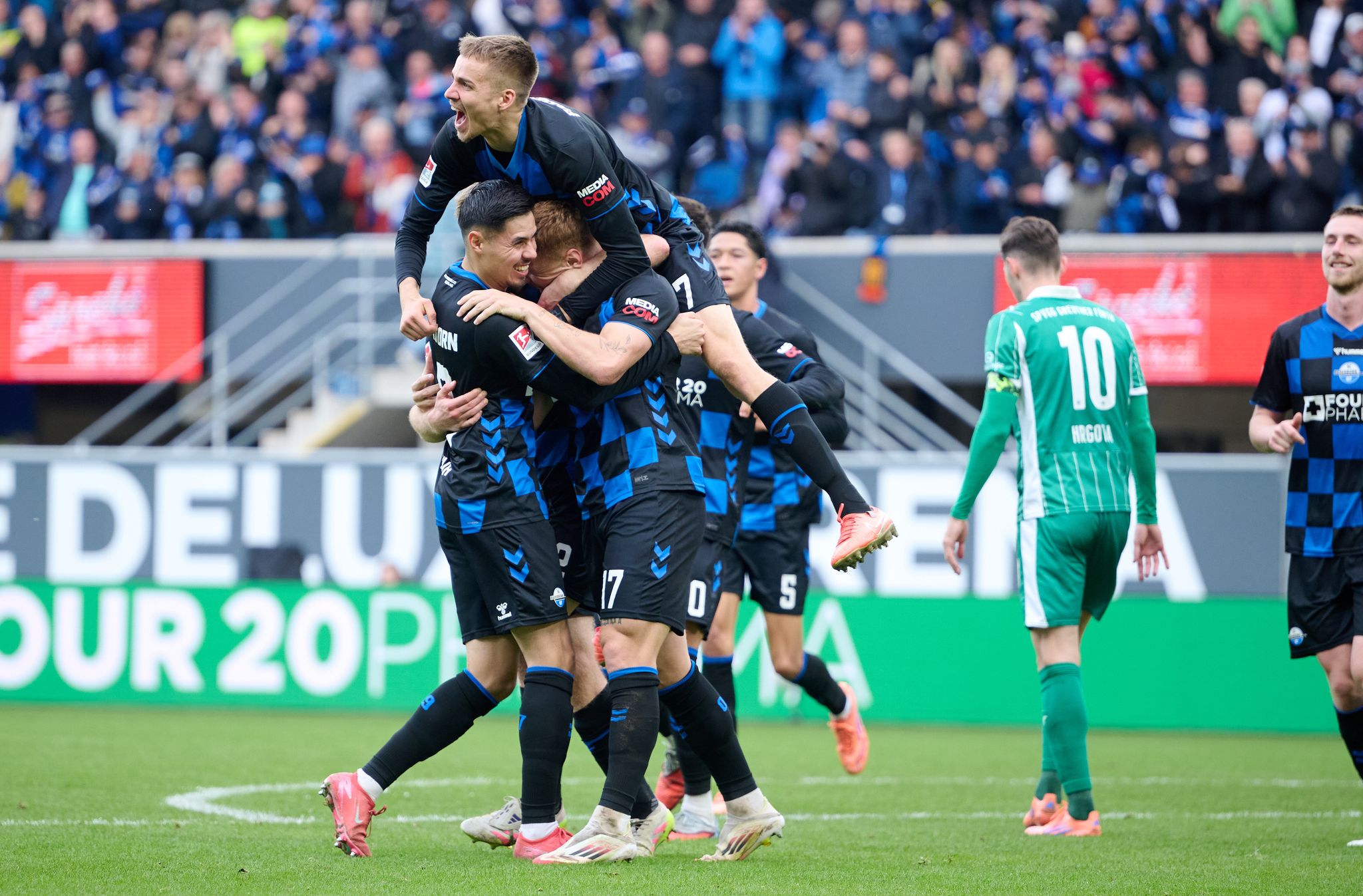Paderborn schießt sich an die Tabellenspitze