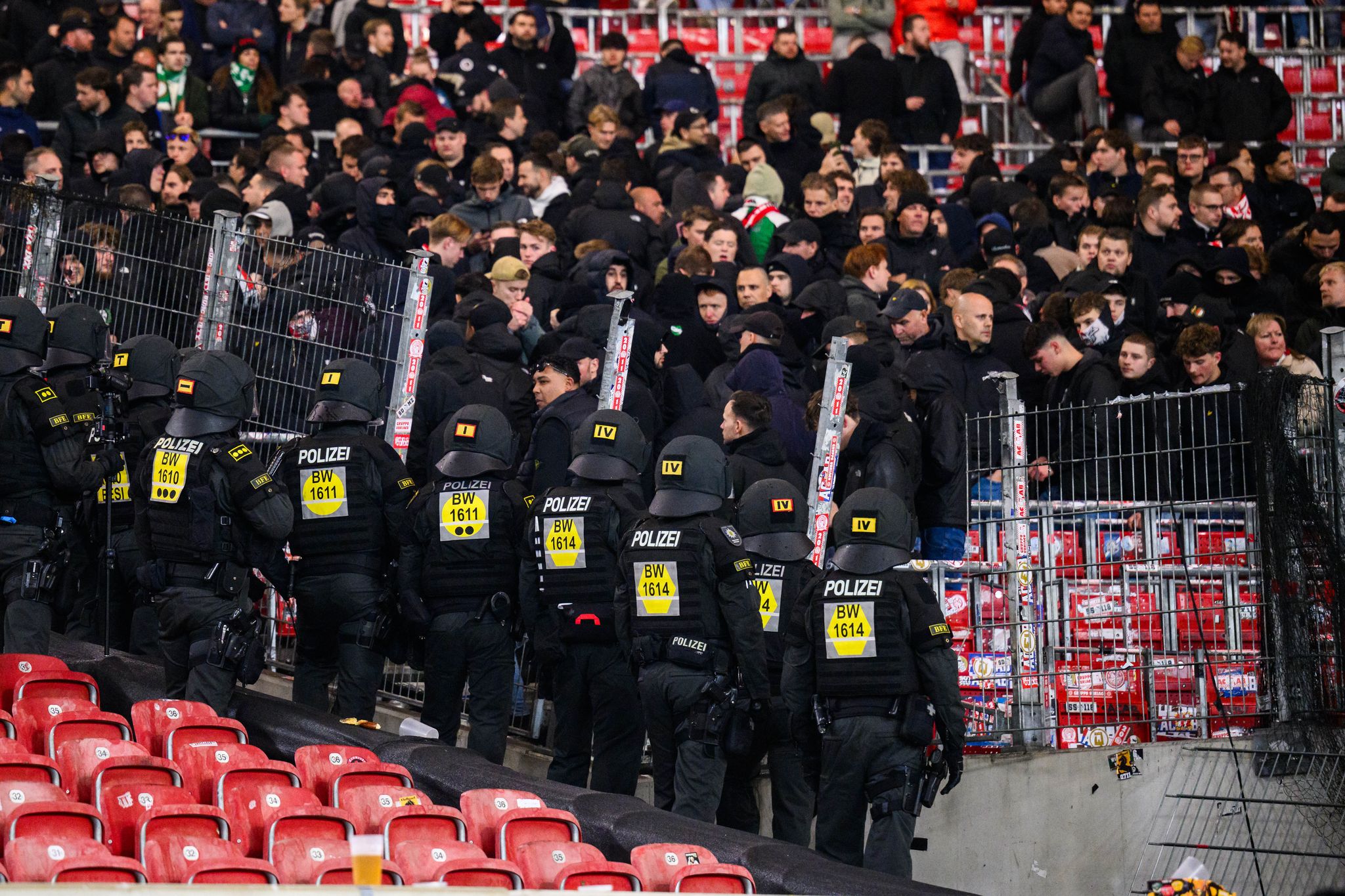 Feyenoord-Fans durchbrechen Zaun bei VfB-Sieg