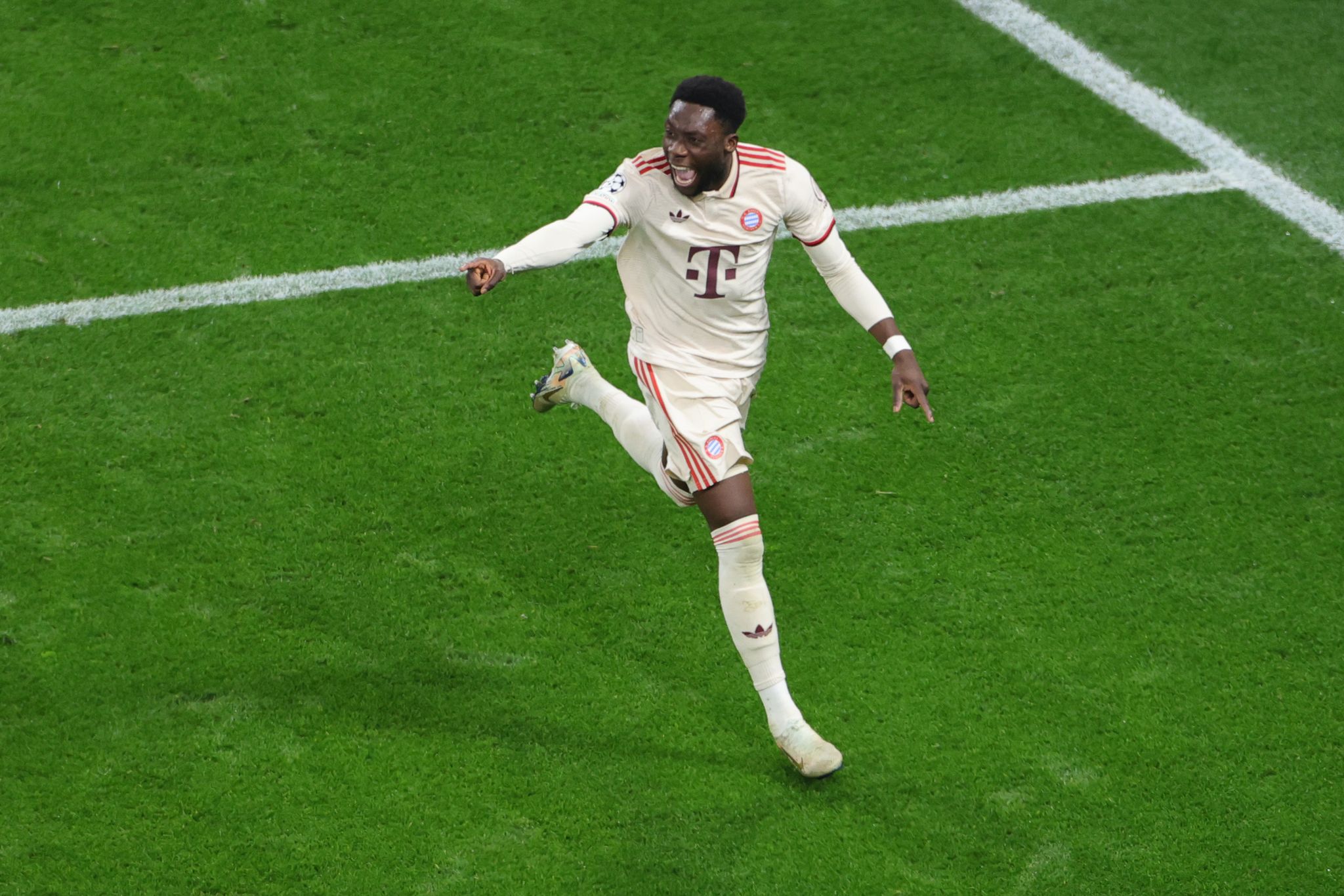 Bayern-Profi Davies wieder im Teamtraining