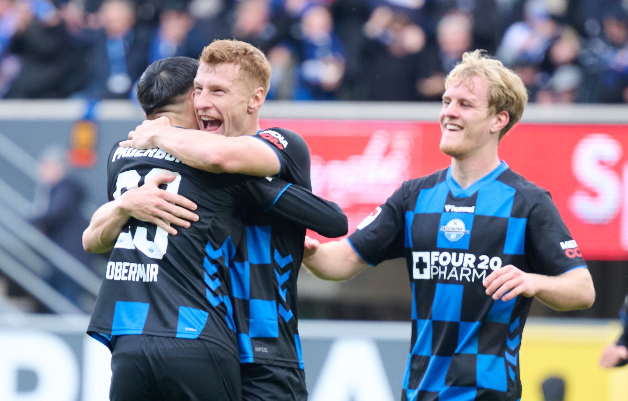 Vorn herrscht Spannung: Paderborn löst Schalke ab