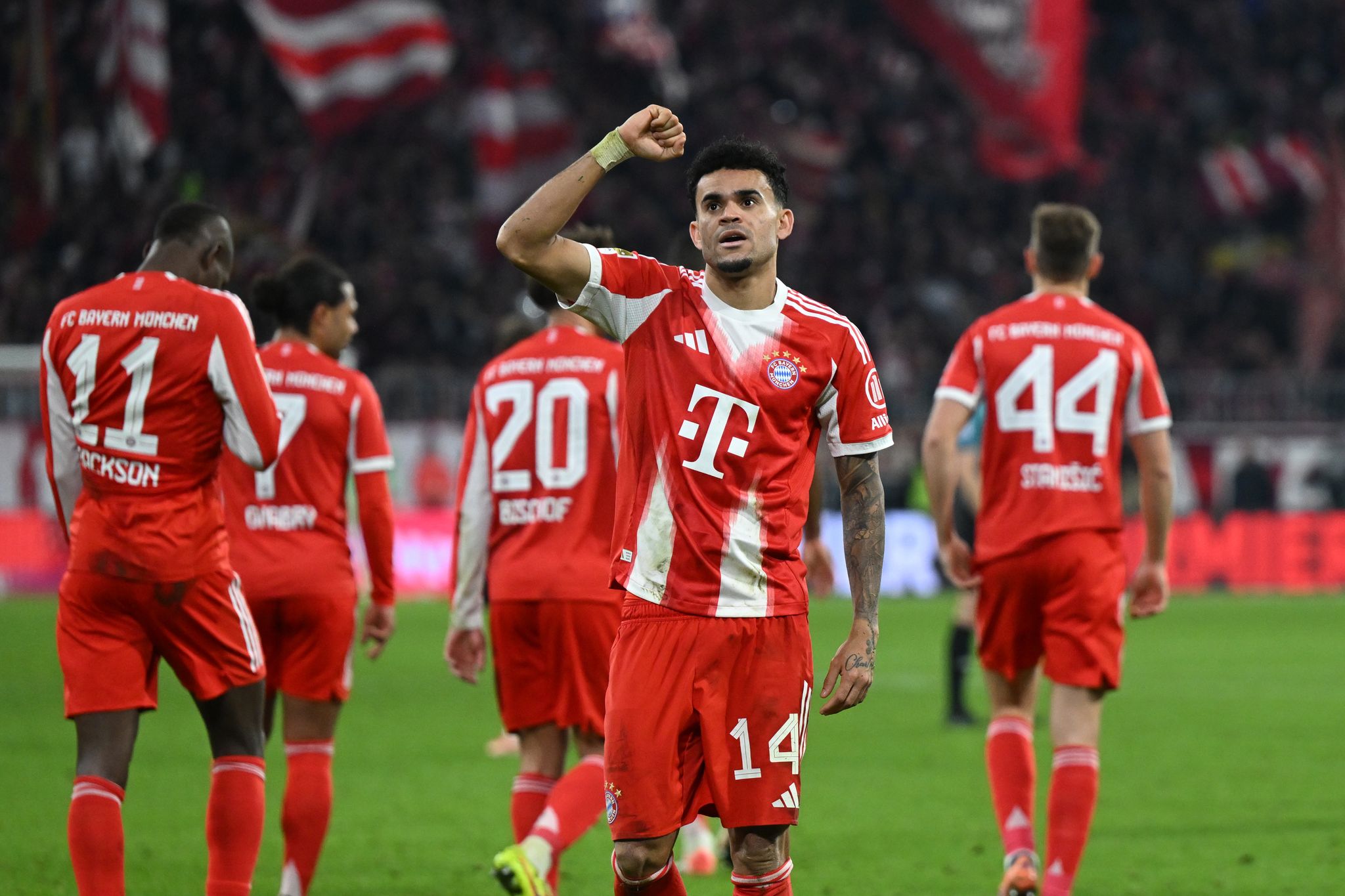 BVB schlägt Bayer – Später Bayern-Sieg gegen St. Pauli