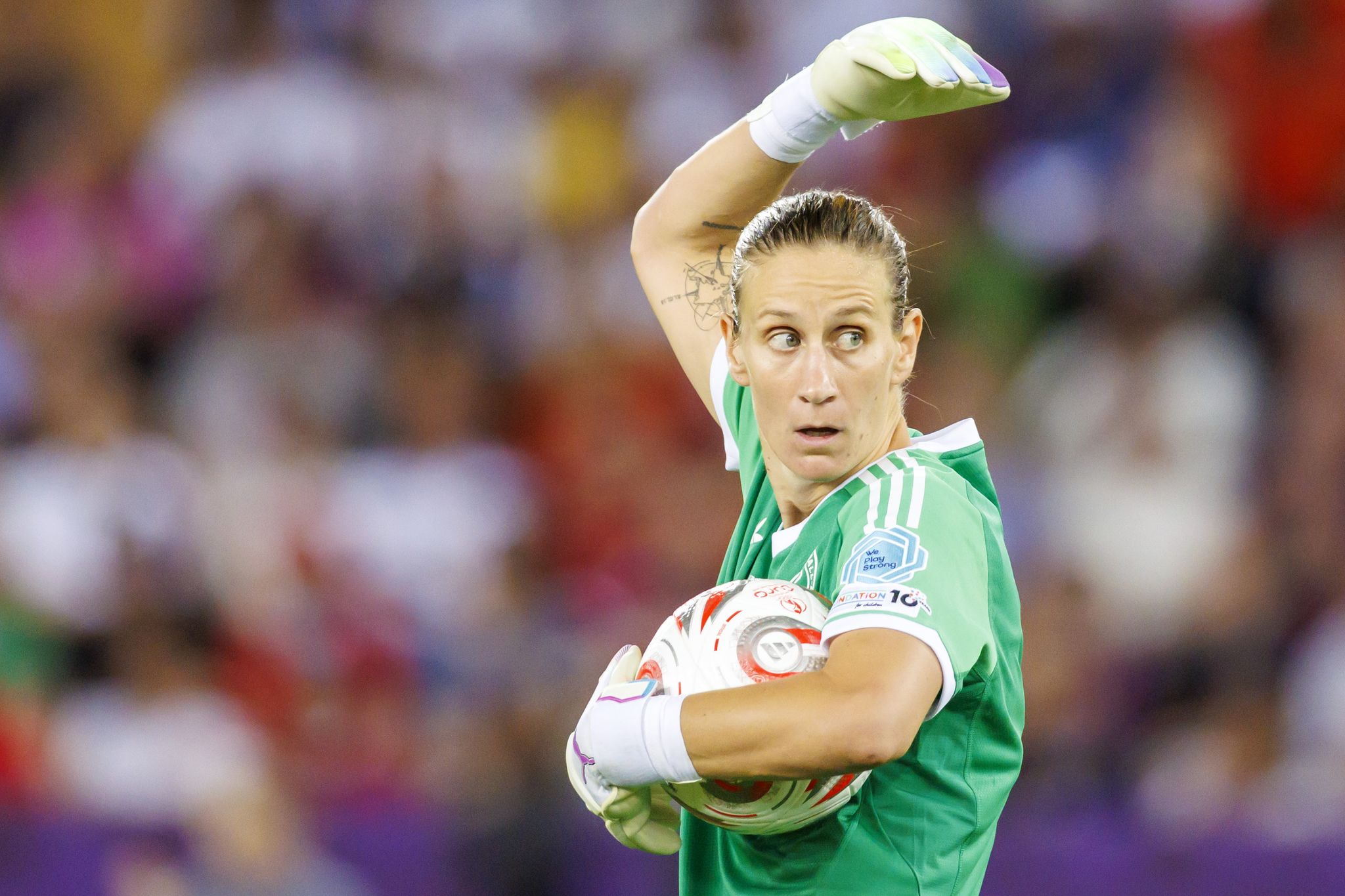 Flug gestrichen: DFB-Torhüterin Berger reist verspätet an