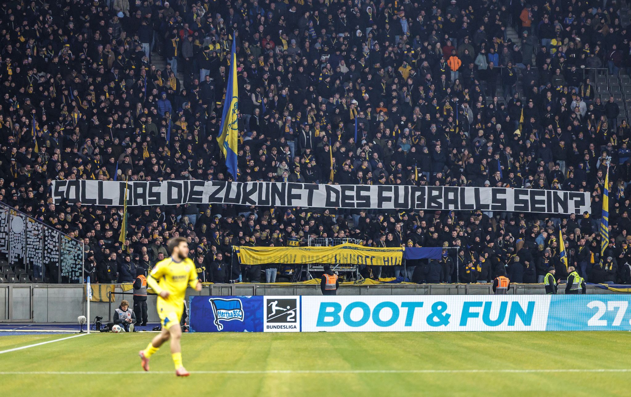 Schweigen und Plakate im Stadion: Fanproteste gehen weiter