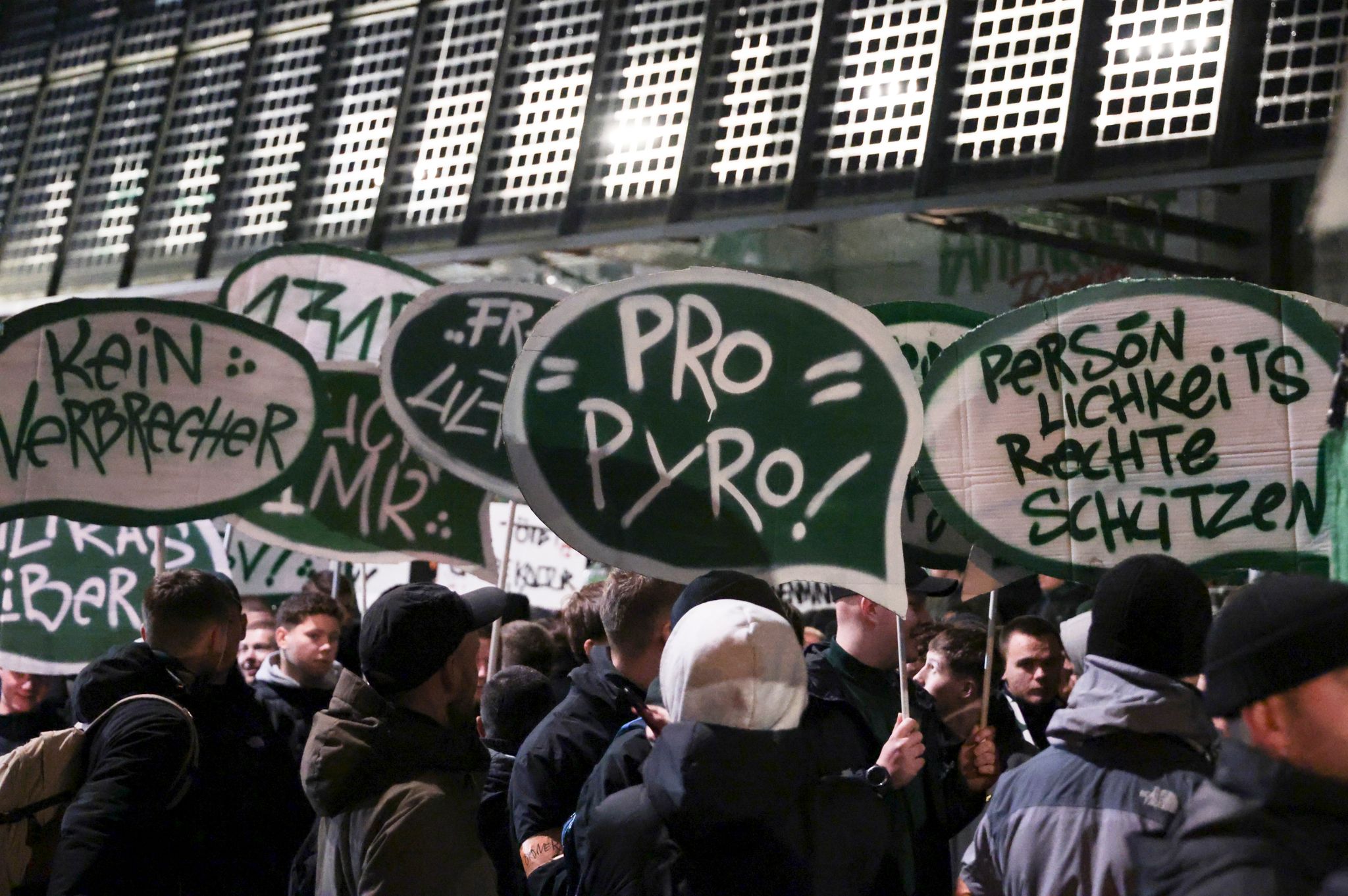 Protest von Fußballfans zum Start der Innenministerkonferenz