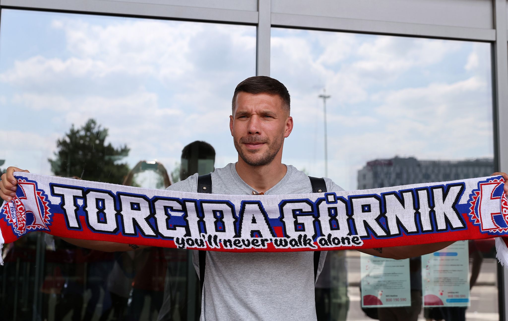 Lukas Podolski kauft sich bei seinem Club Gornik Zabrze ein
