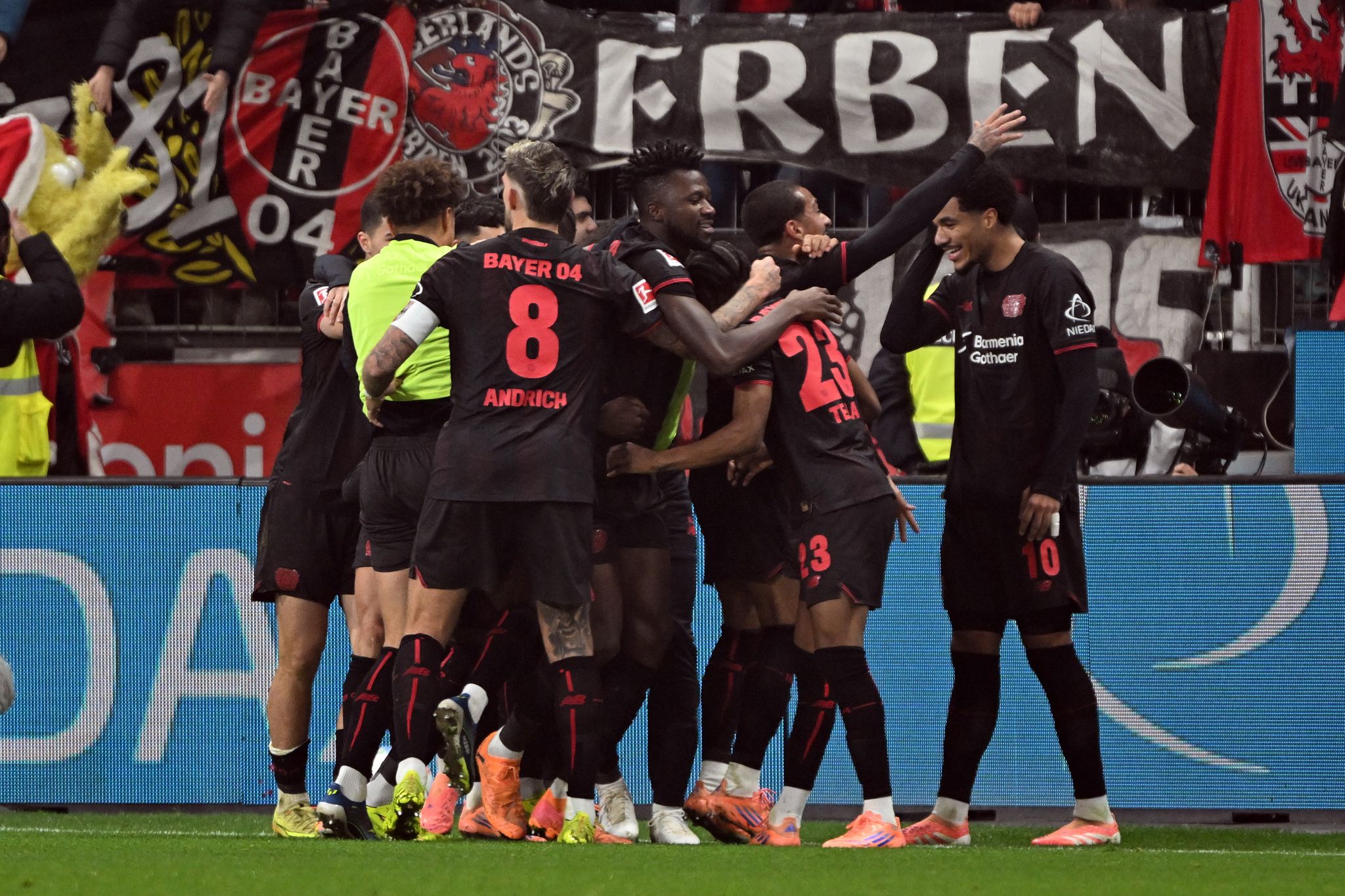Fan-Boykott und Traumtor: Bayer gewinnt Rhein-Derby