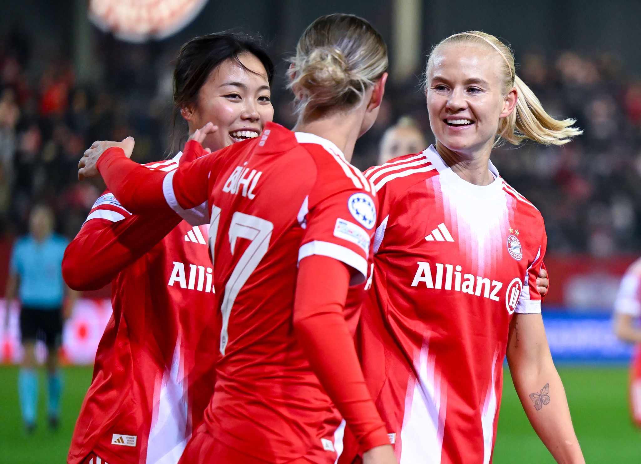 Bayern-Fußballerinnen feiern klaren Sieg in Frankfurt