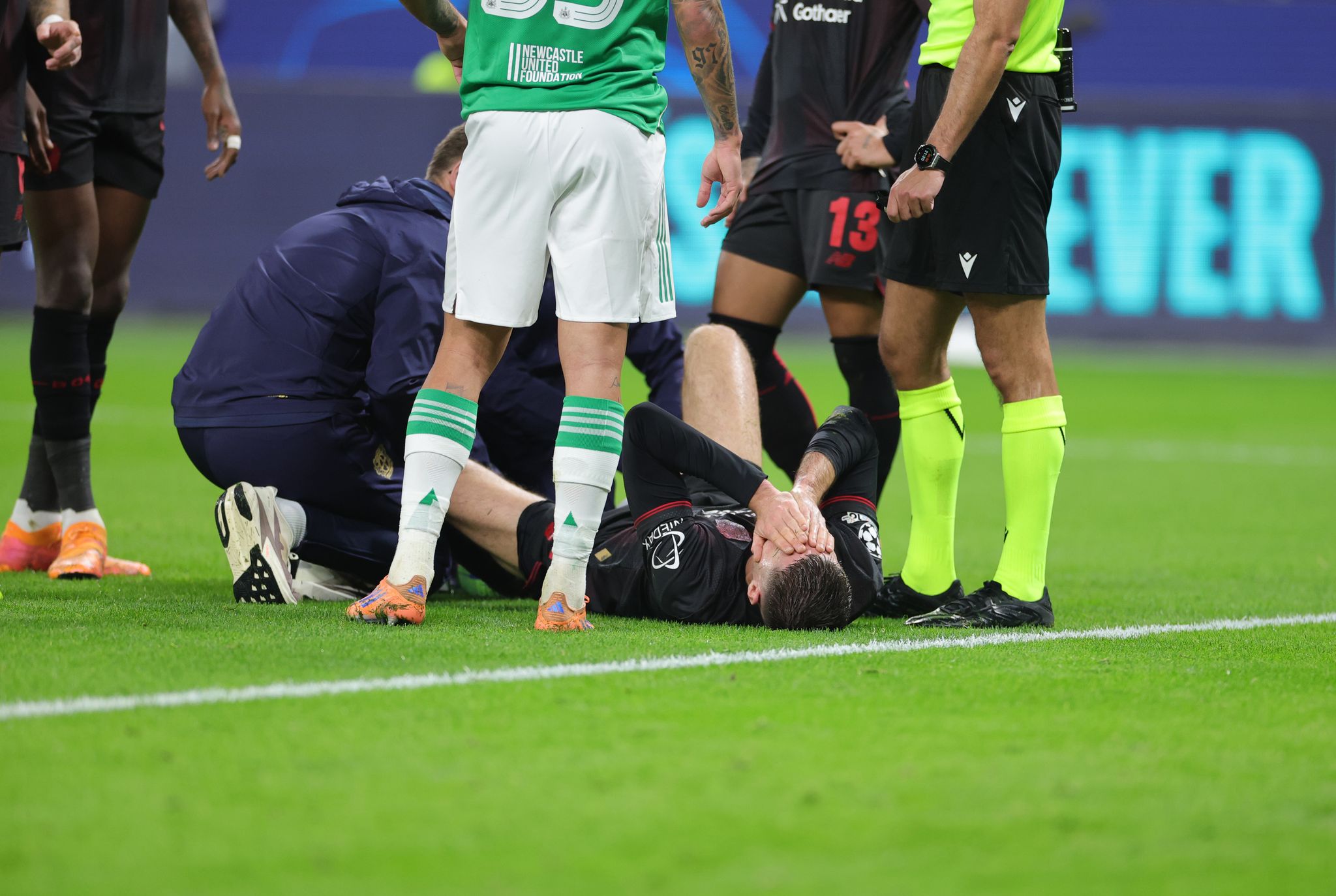 Leverkusen bangt nach Foul um Torjäger Schick