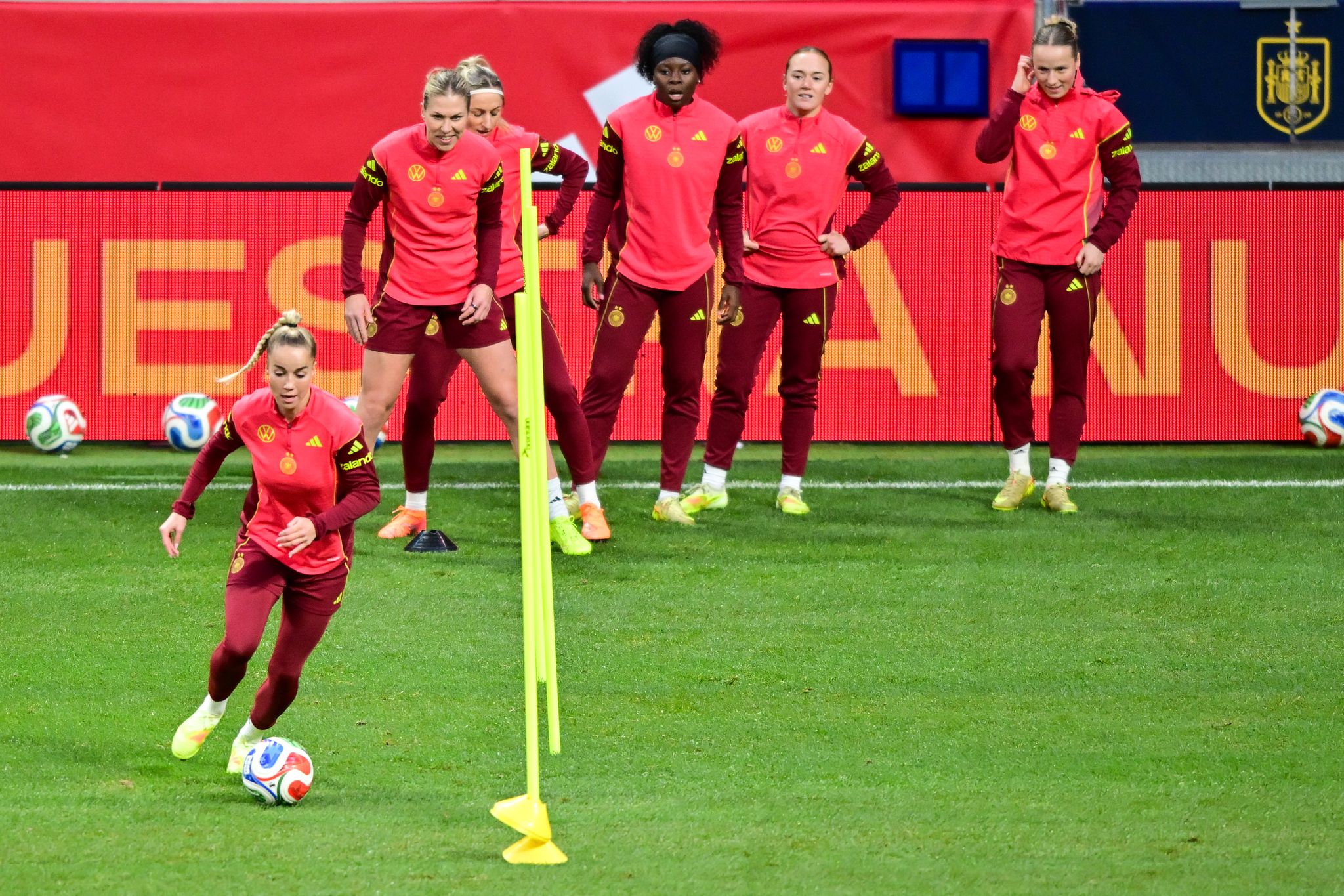 DFB-Kapitänin Gwinn spricht über ihre schwersten Momente