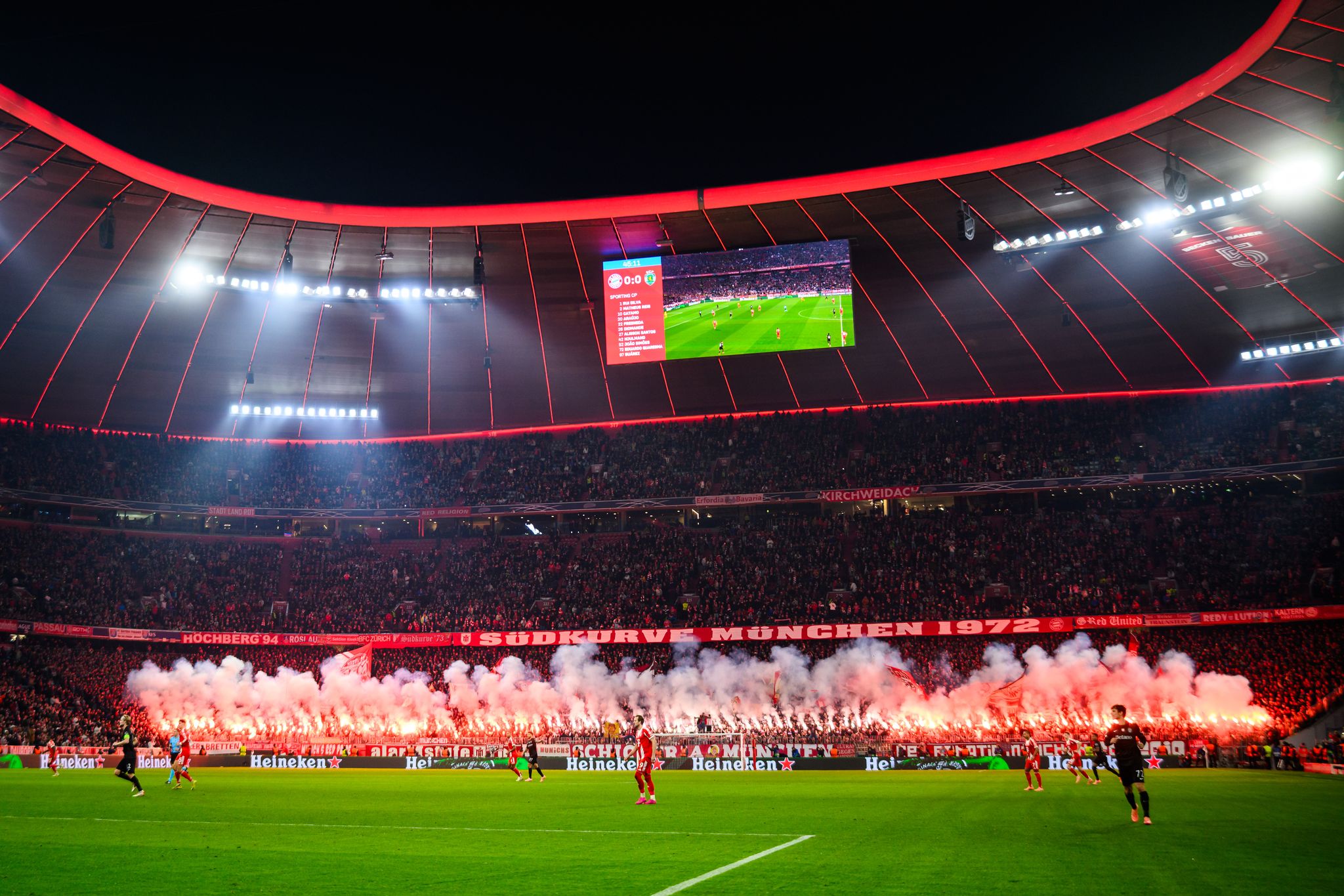 Pyrotechnik beim Bayern-Spiel: Fan und Polizist verletzt