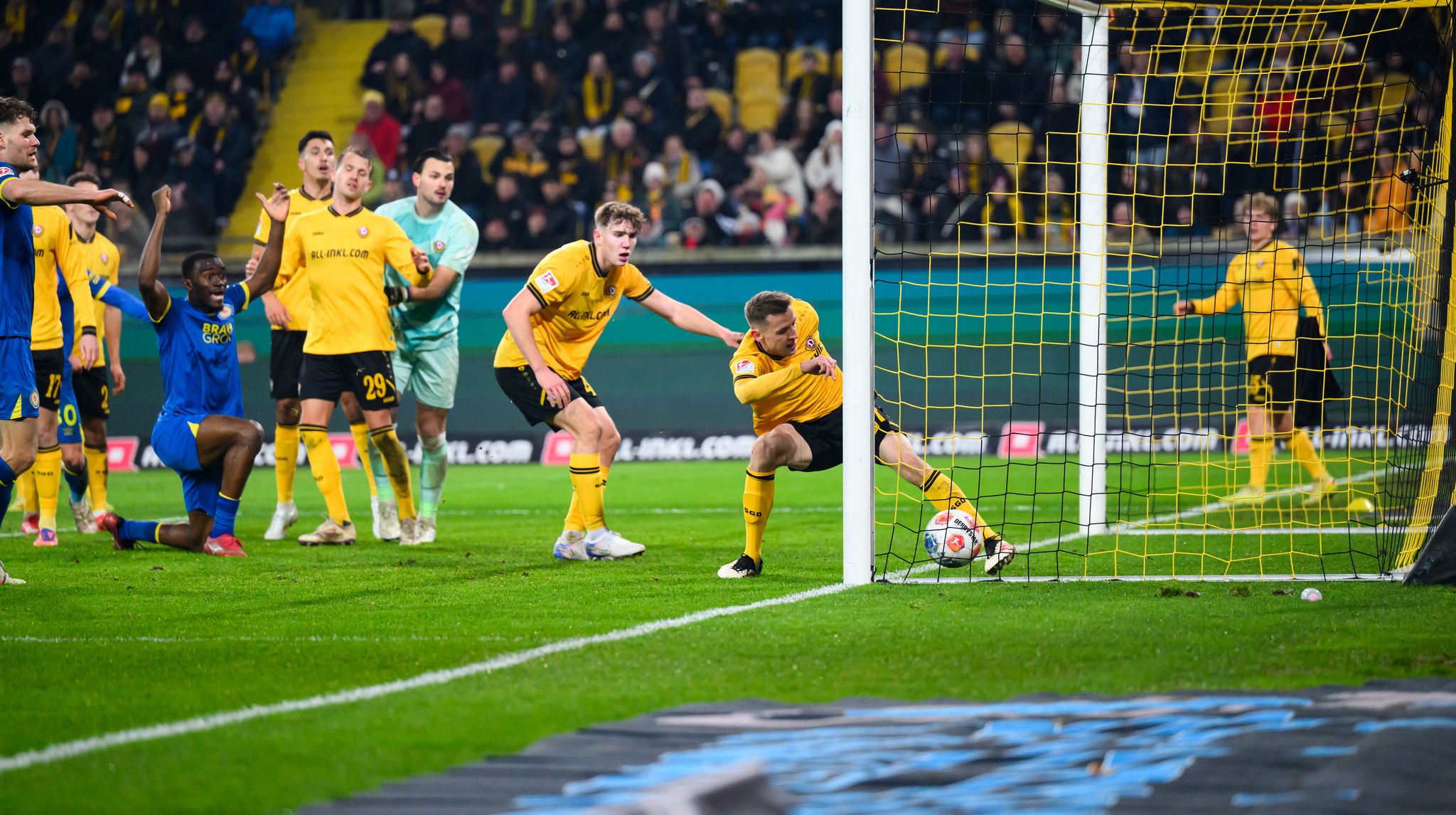 Braunschweig schlägt spät zurück: 3:2-Sieg in Dresden