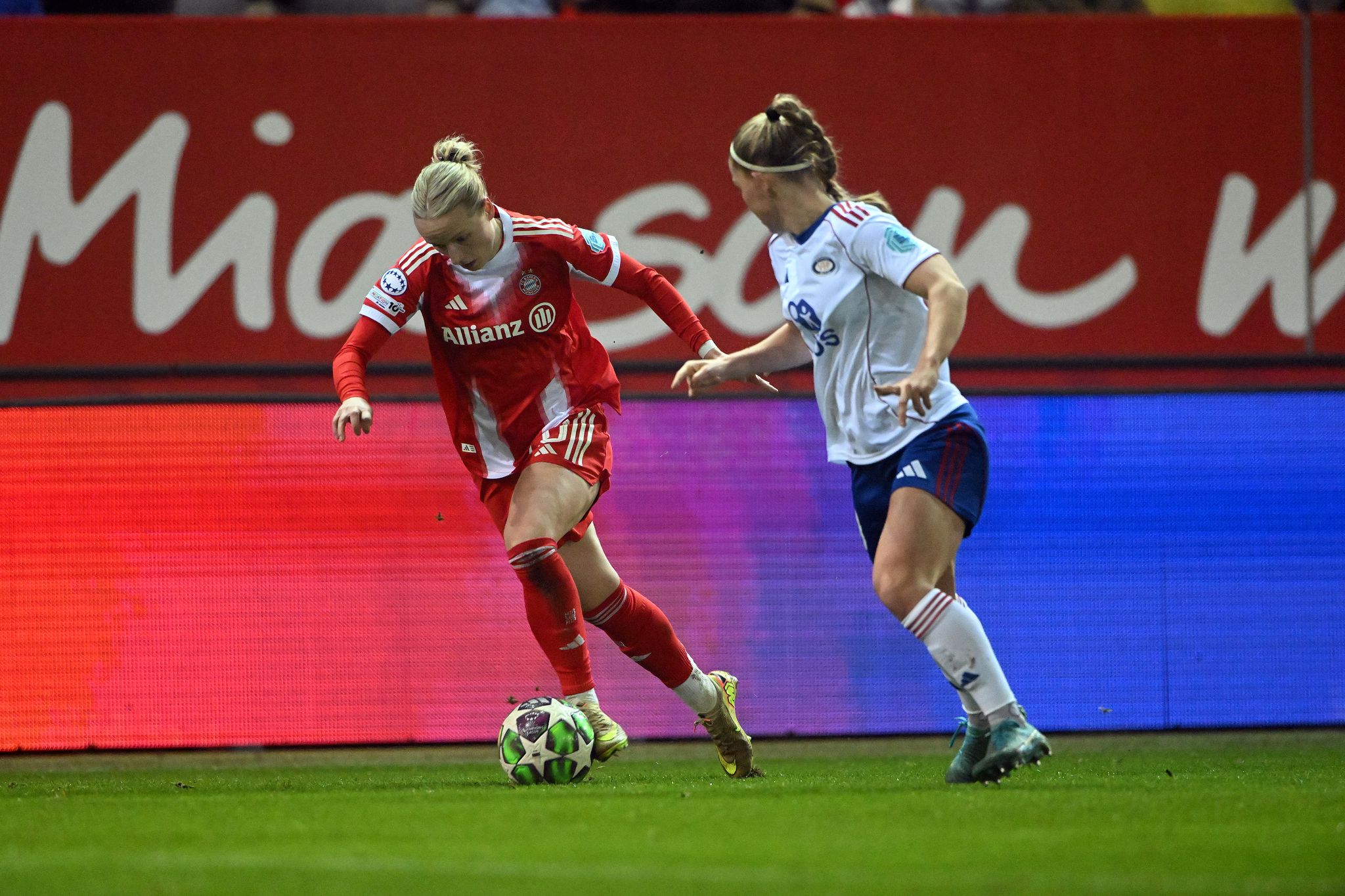 Bayern-Fußballerinnen gewinnen in Leverkusen