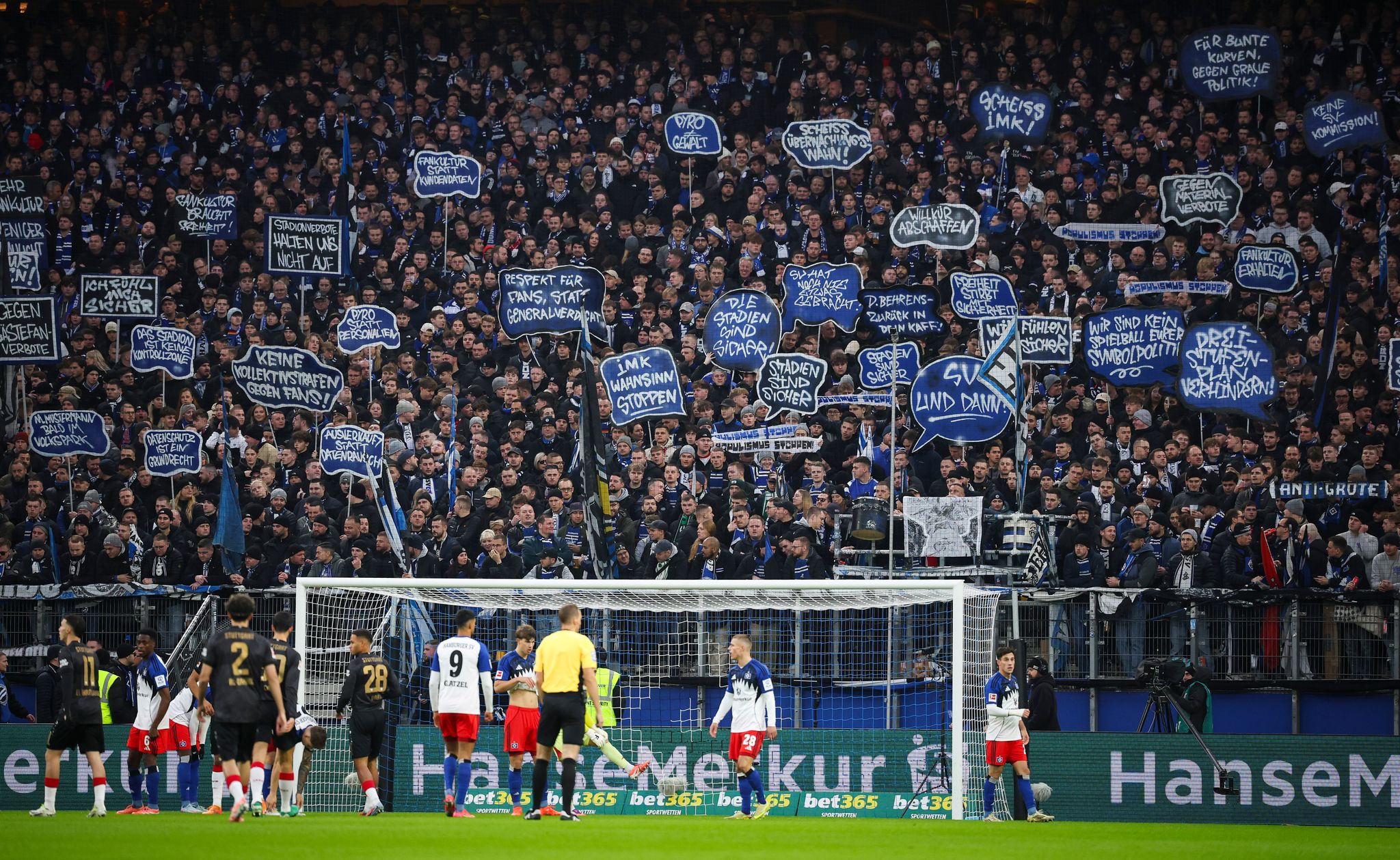 Fußballfans kontra Politik: Wie sicher ist es im Stadion?