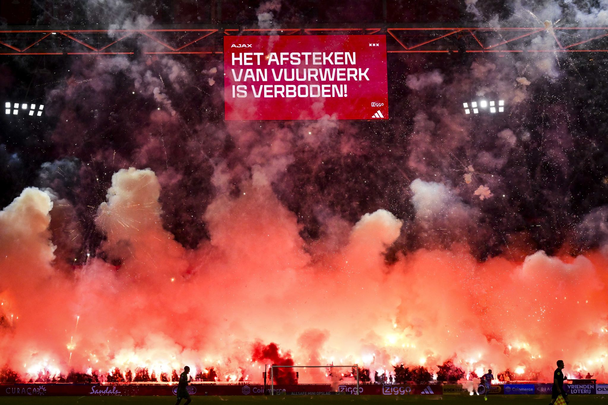 Leuchtraketen für toten Fan erzwingen Spielabbruch bei Ajax