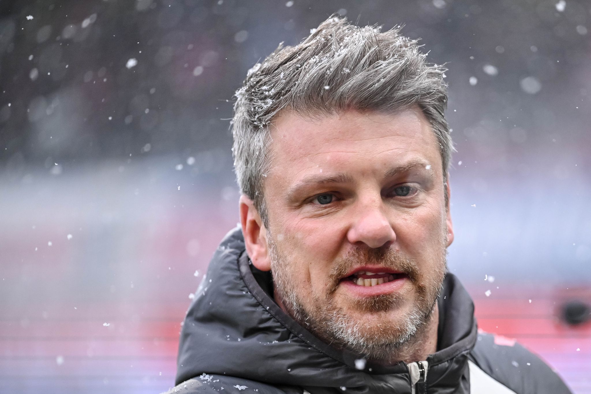 Sieglos-Serie: Fan-Banner gegen Köln-Coach Lukas Kwasniok