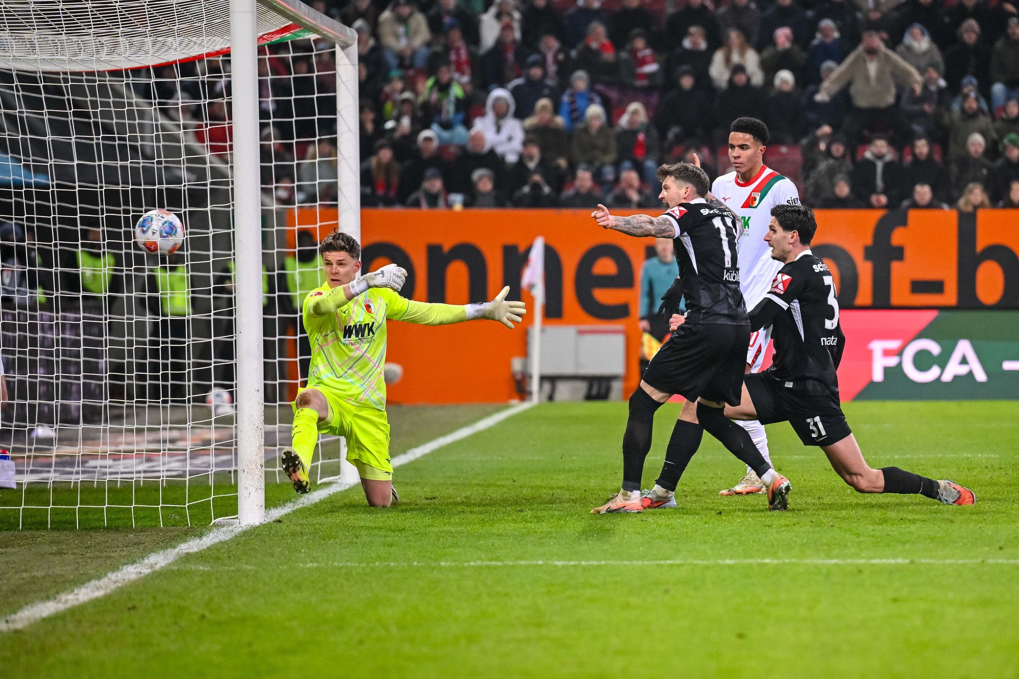 Pyro-Pause und zwei Doppelpacks bei Augsburg gegen Freiburg