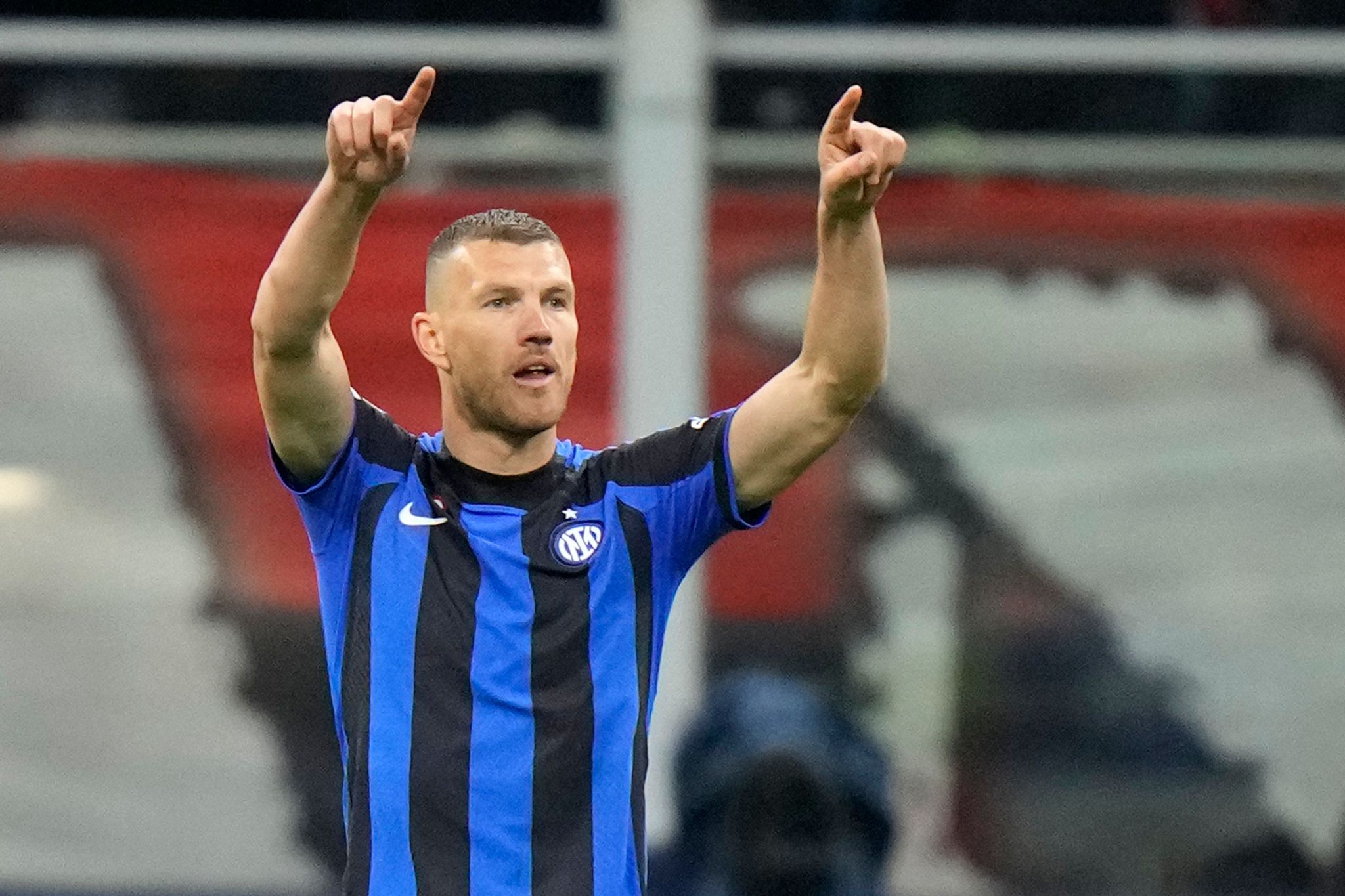 Transfer von Starstürmer Edin Dzeko zu Schalke fast perfekt