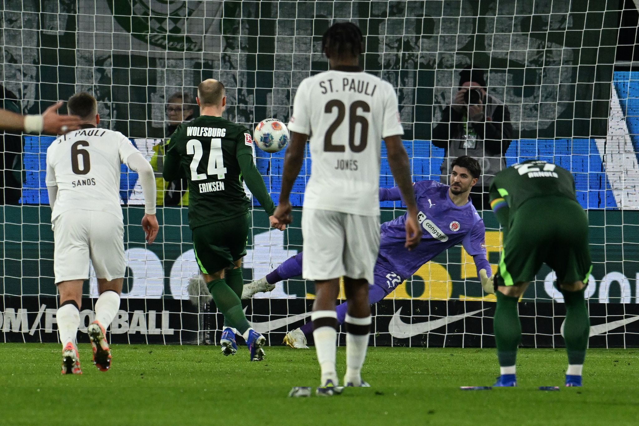 Eriksens erstes Tor: Wolfsburg schlägt Nordrivalen St. Pauli
