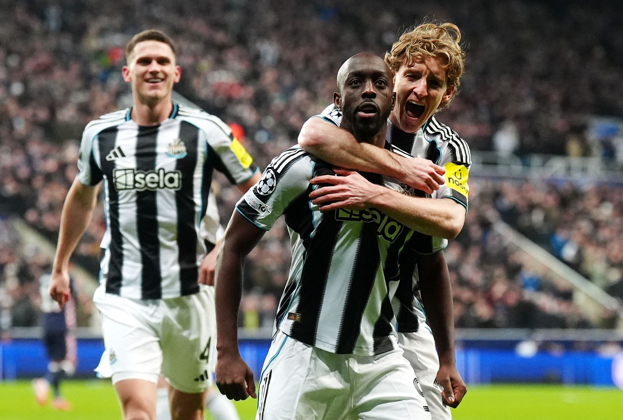 Newcastle bezwingt Eindhoven deutlich – Lewandowski trifft