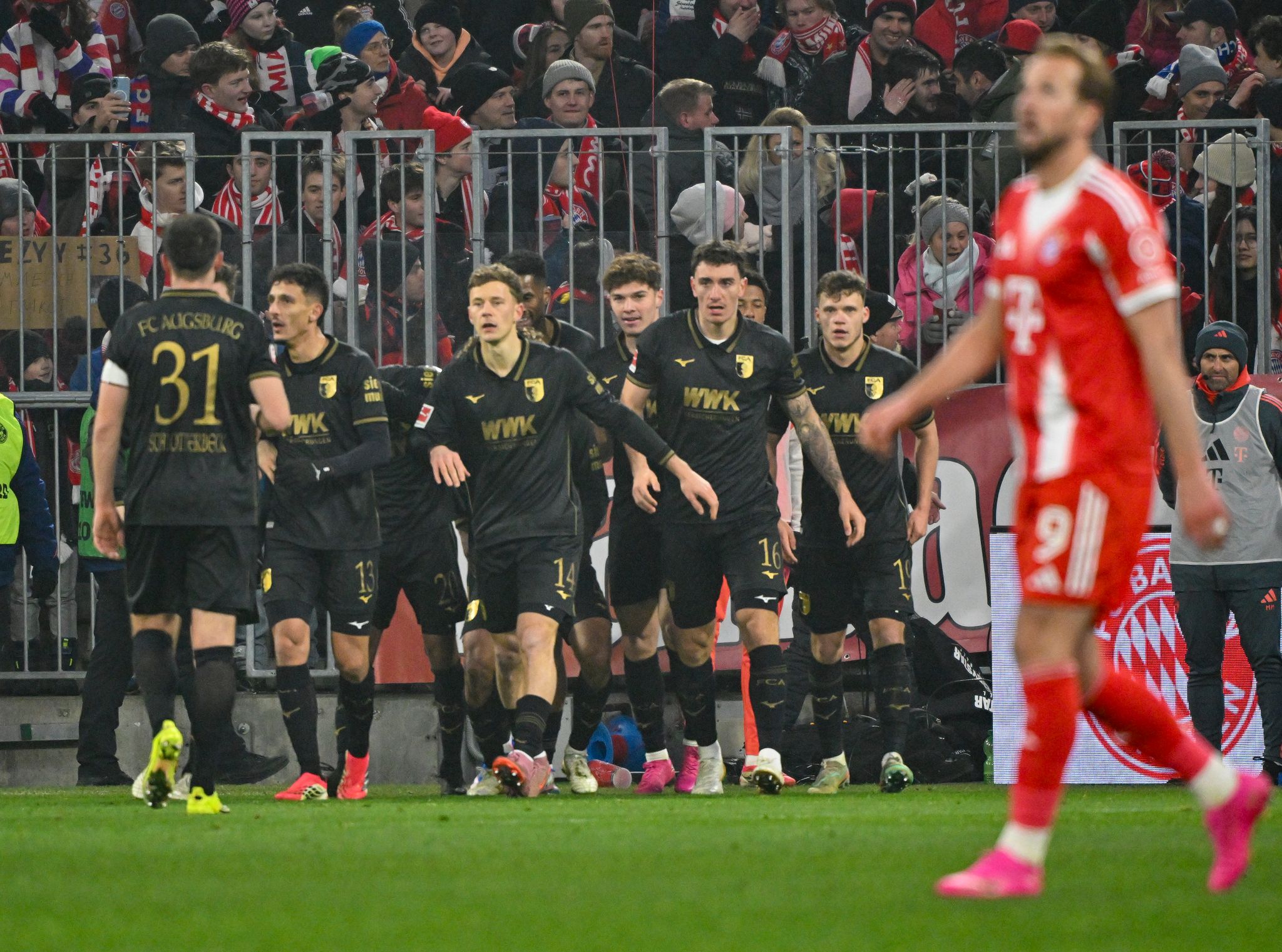 FC Bayern rutscht in Bundesliga aus: Augsburg feiert Coup