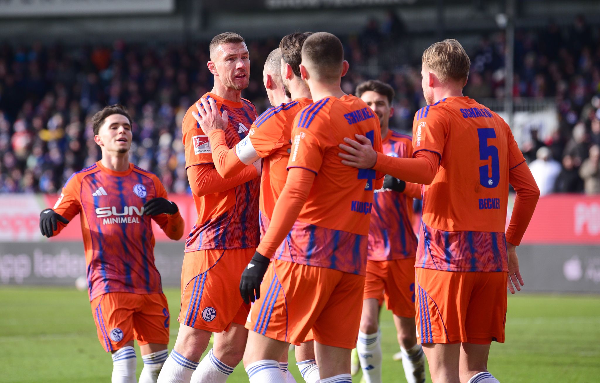 Schalke wieder oben: Kleine Krise mit 2:1 in Kiel beendet