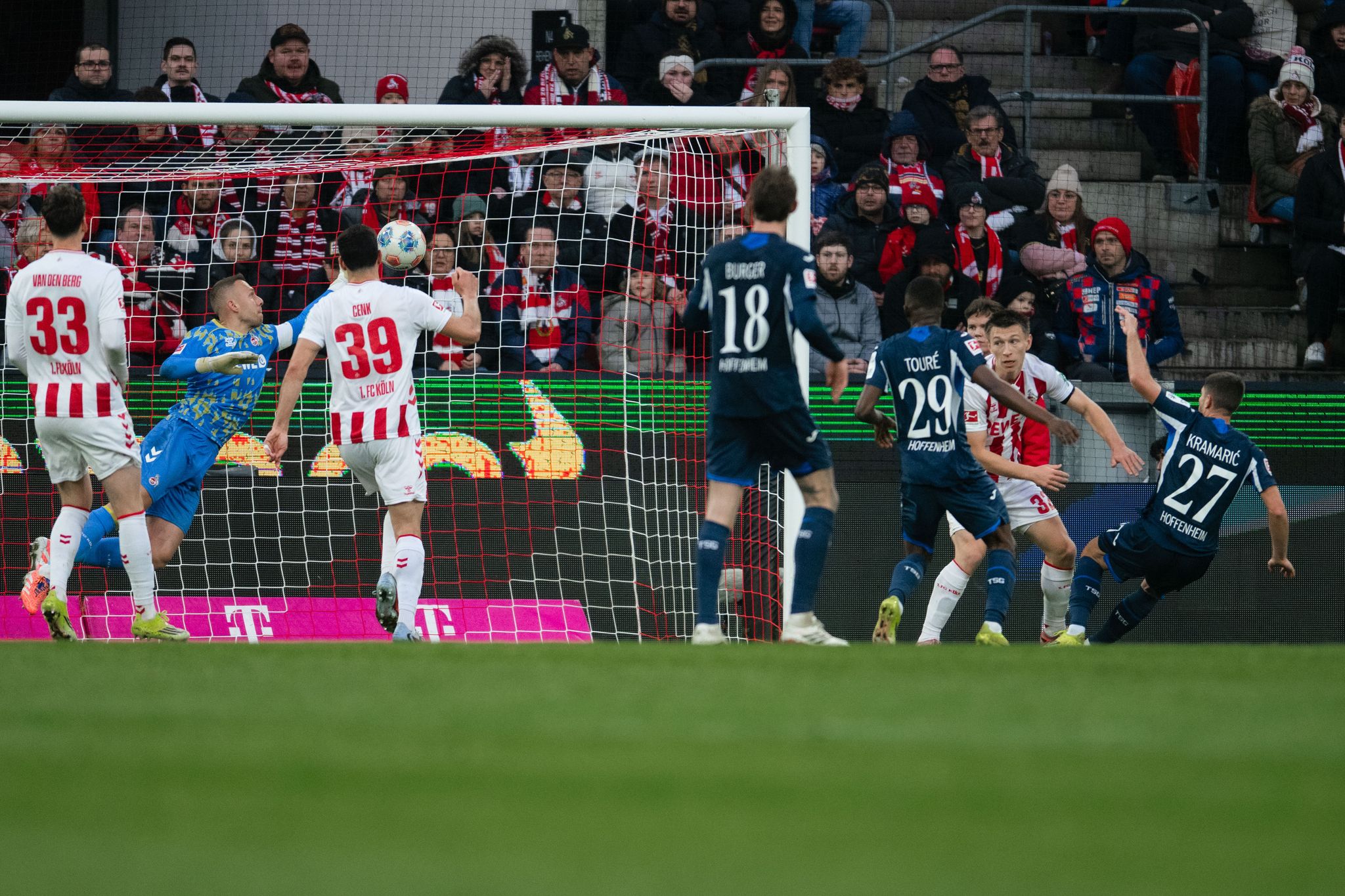«Komisches Spiel»: Stille im Kölner Stadion nach Fan-Notfall
